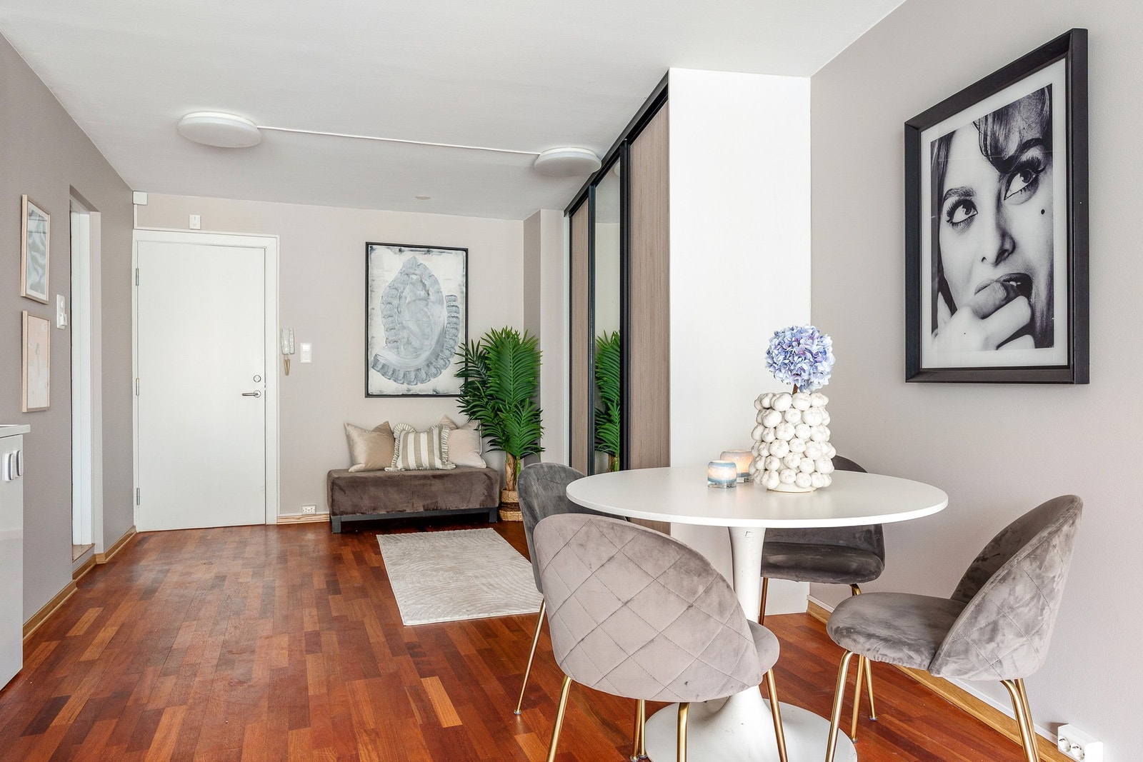 Det er godt med lagringsplass hvor det er montert et klesskap med 3 innvendige deler som benytter hele takhøyden (2022). Galleribilde