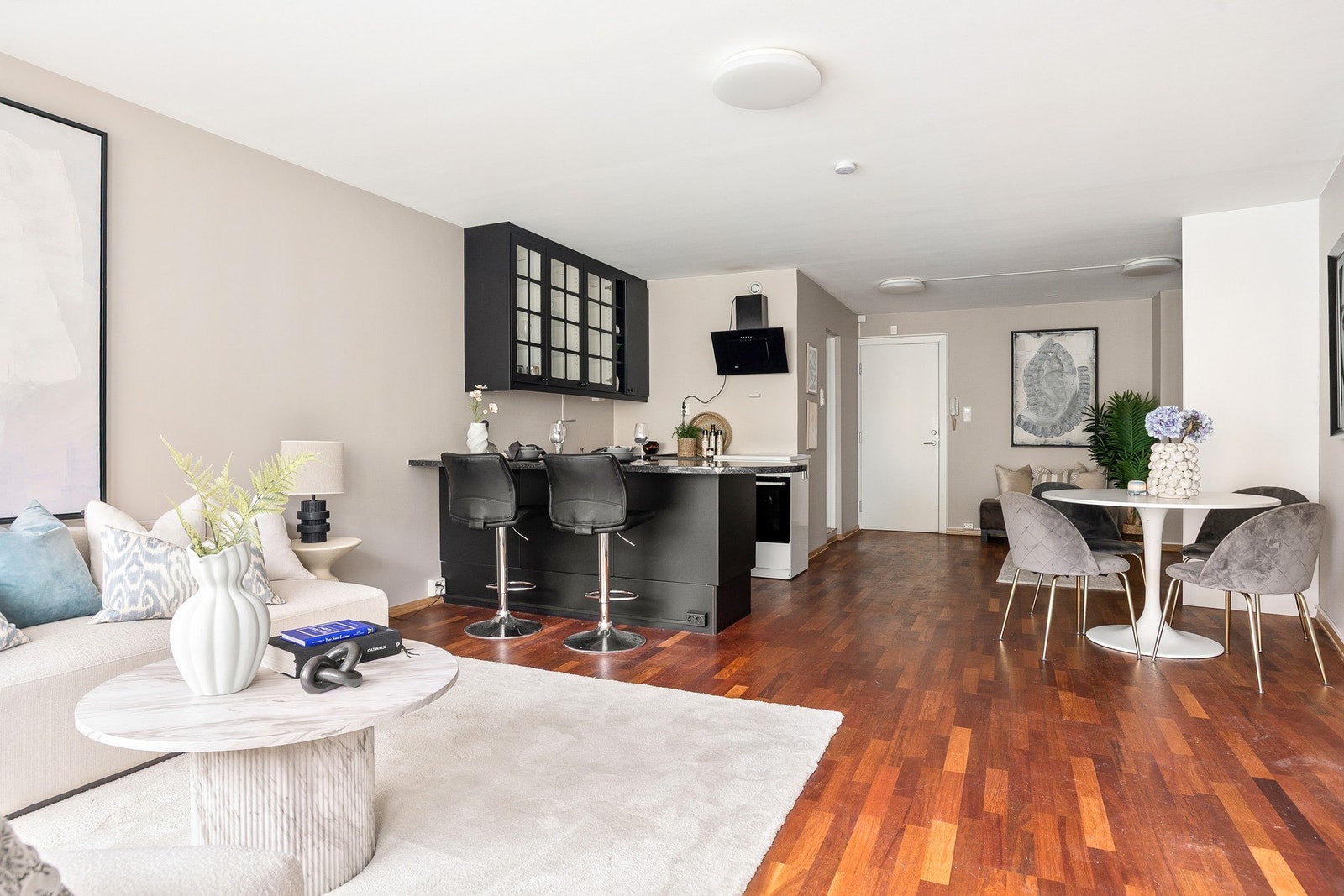 Kjøkkenet ligger har en åpen- og sosial løsning mot stuen. Galleribilde