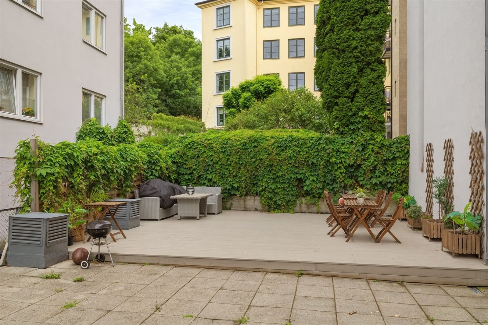 Sameiet har en flott, opparbeidet terrasse i lukket bakgård til bruk for beboere. Galleribilde