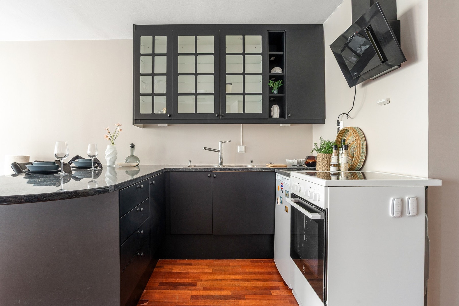 Dansk kjøkkendesign fra Uno form med benkeplate i stein. Galleribilde