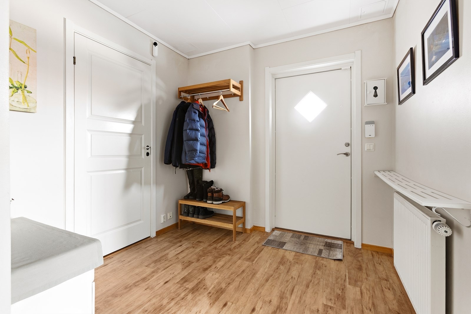 Velkommen inn i en romslig hall med plass til yttertøy og oppbevaring. Galleribilde