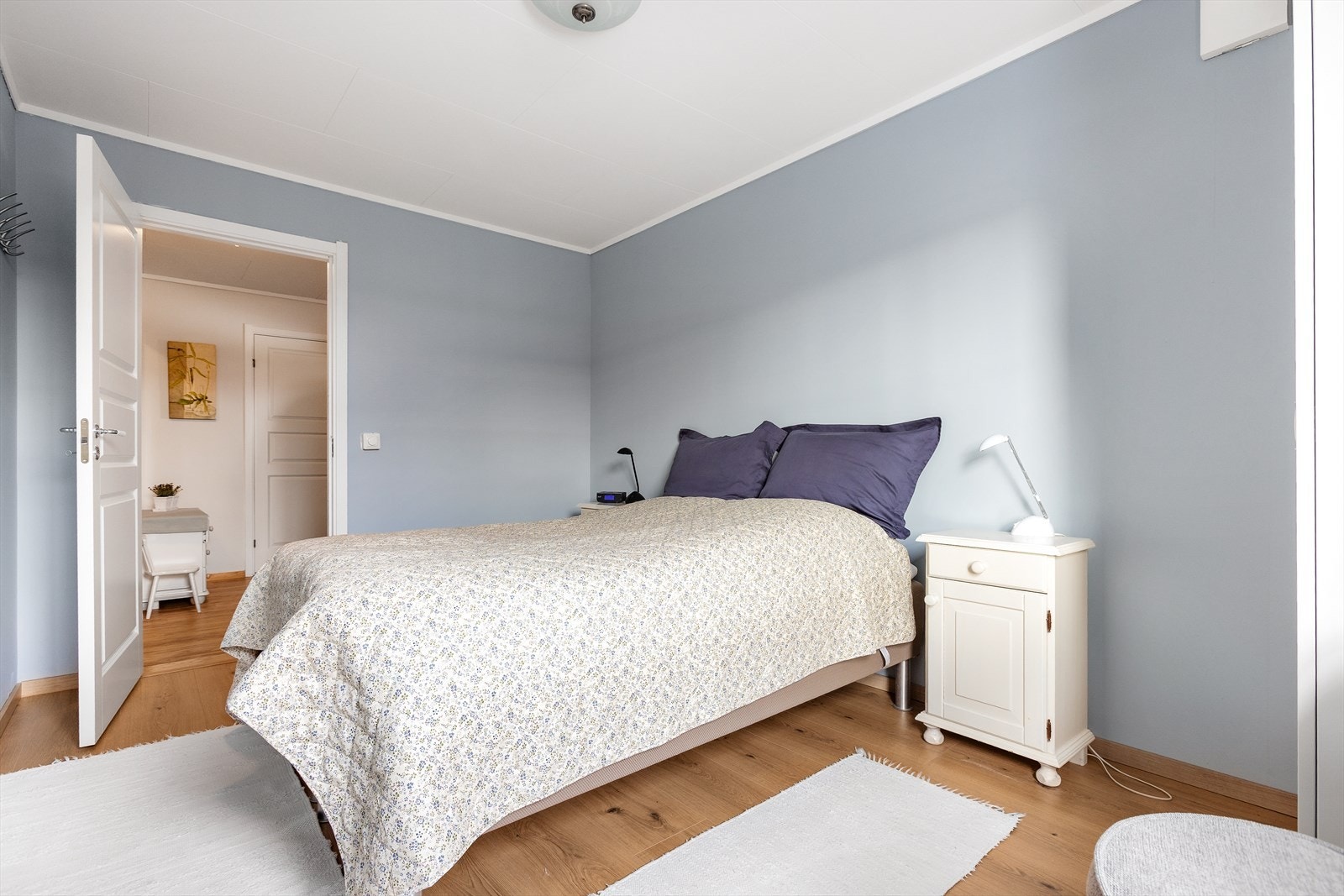 Rommet har plass til dobbeltseng og garderobeløsning. Galleribilde