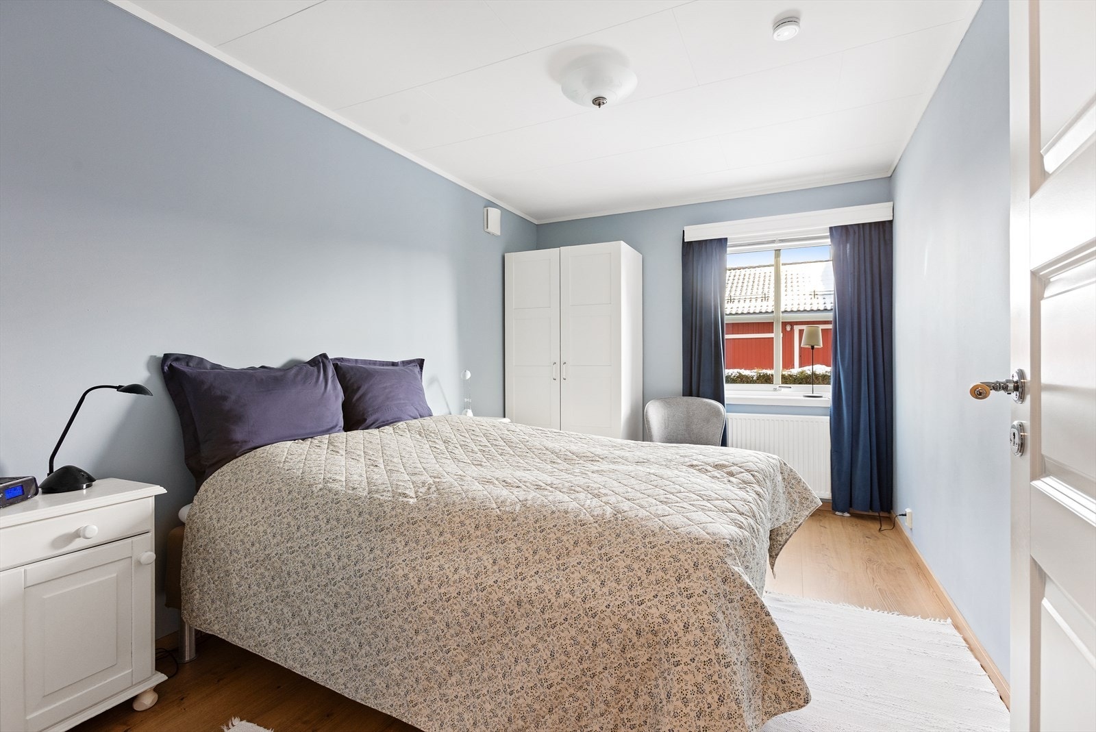 Hovedsoverommet i underetasjen er av god størrelse, med laminat på gulvet. Galleribilde