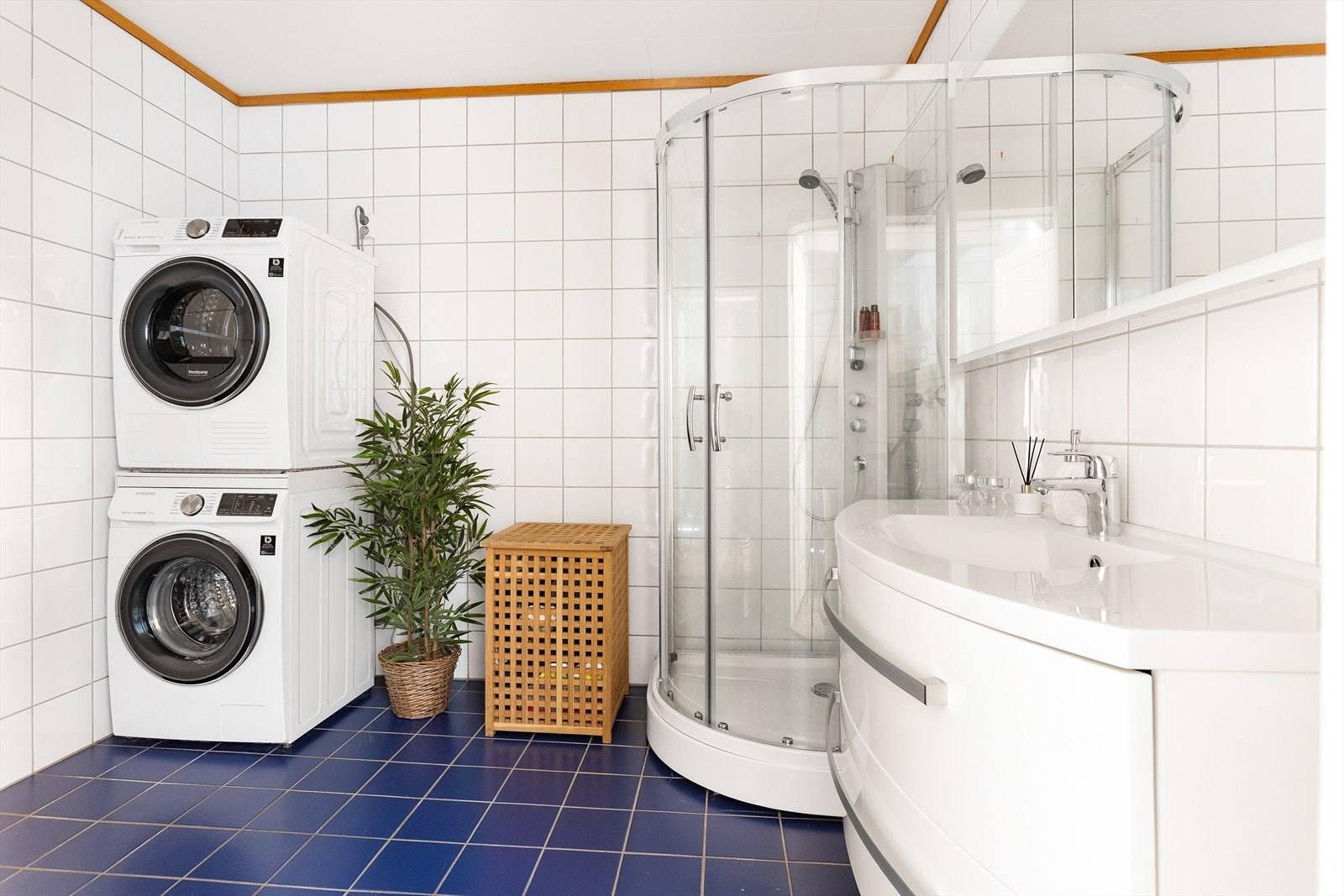 Badet i underetasjen er flislagt og har gulvvarme for ekstra komfort. Galleribilde