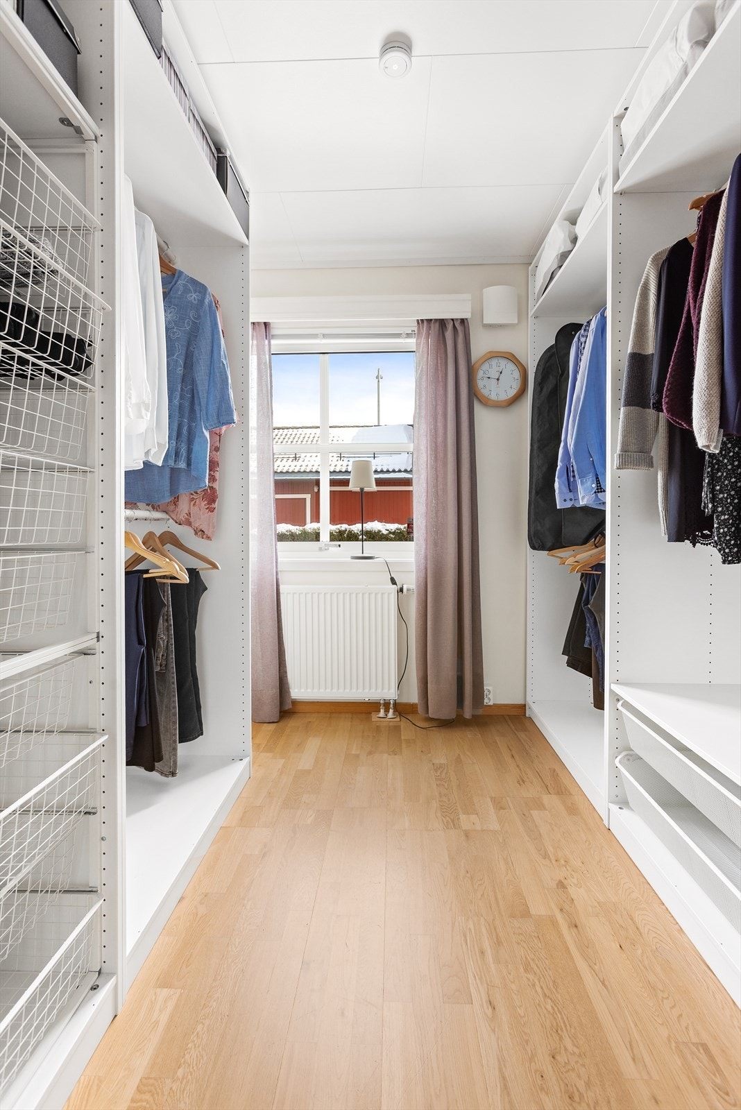 Det andre soverommet er i dag innredet som et praktisk omkledningsrom. Galleribilde