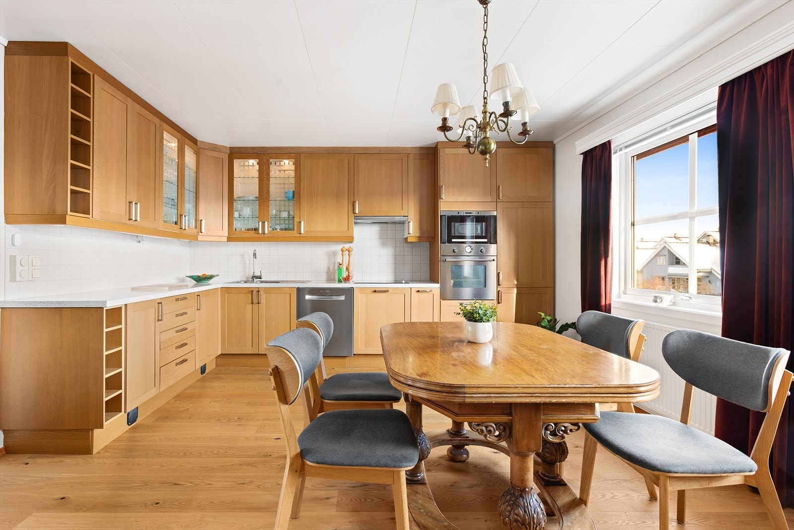 Kjøkkenet har en tidløs IKEA-innredning fra 2009 med slette, finerte fronter. Galleribilde