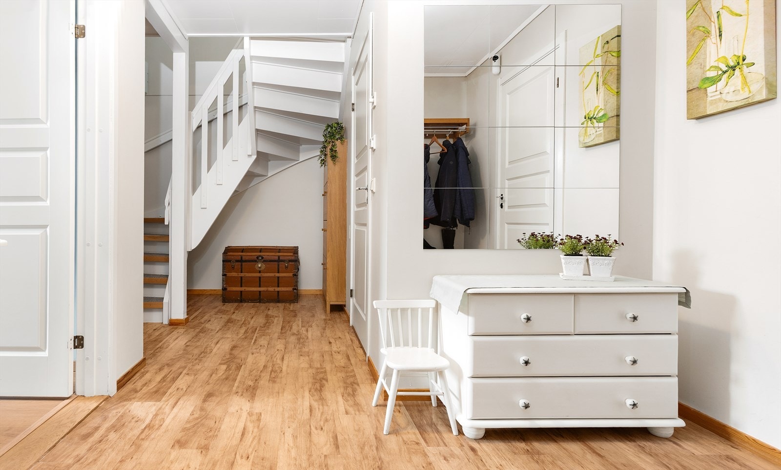 Hallen har belegg på gulvet og gir adkomst til etasjens øvrige rom. Galleribilde