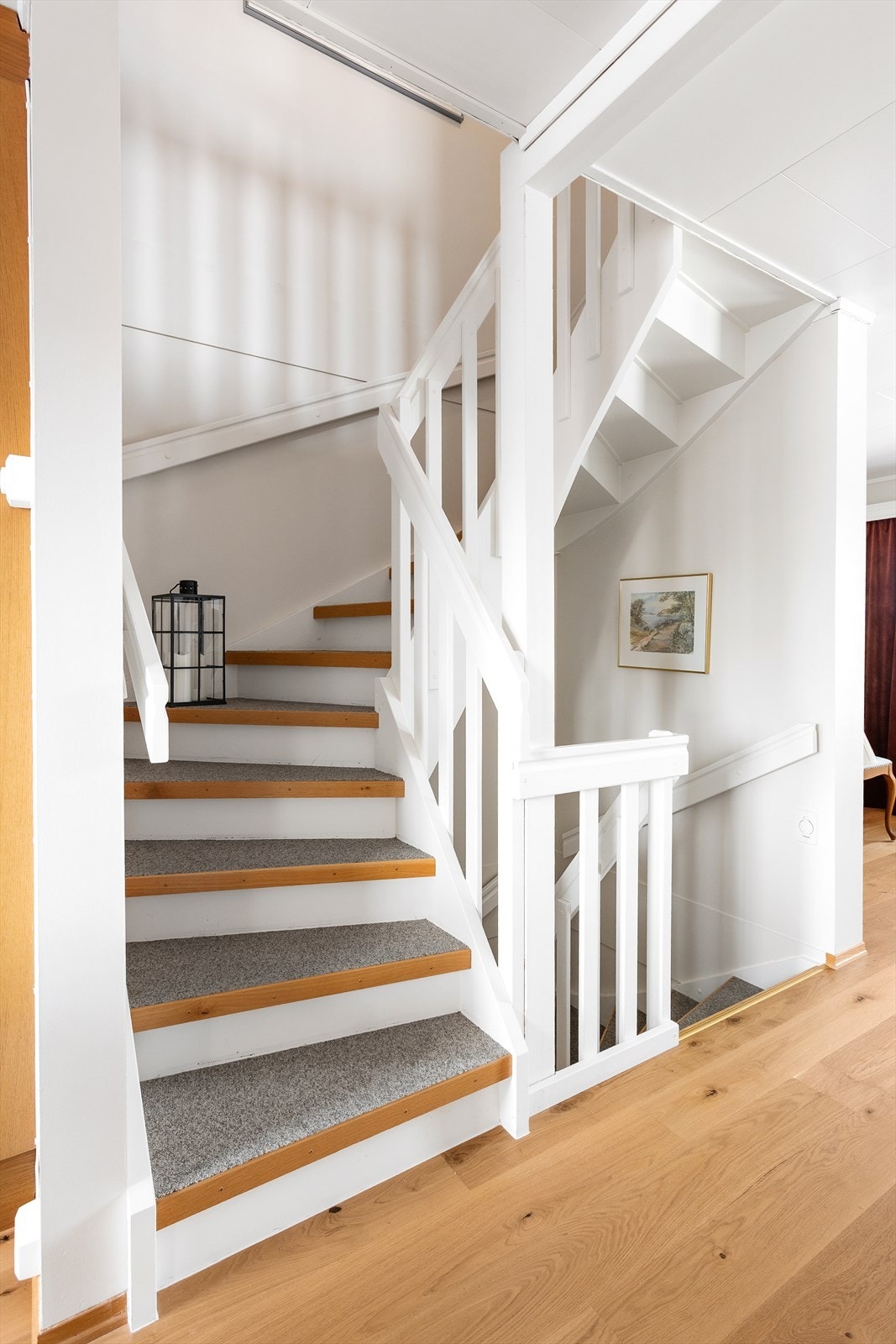 Trapperommet er lyst og åpner opp mot stuen og kjøkkenet. Galleribilde