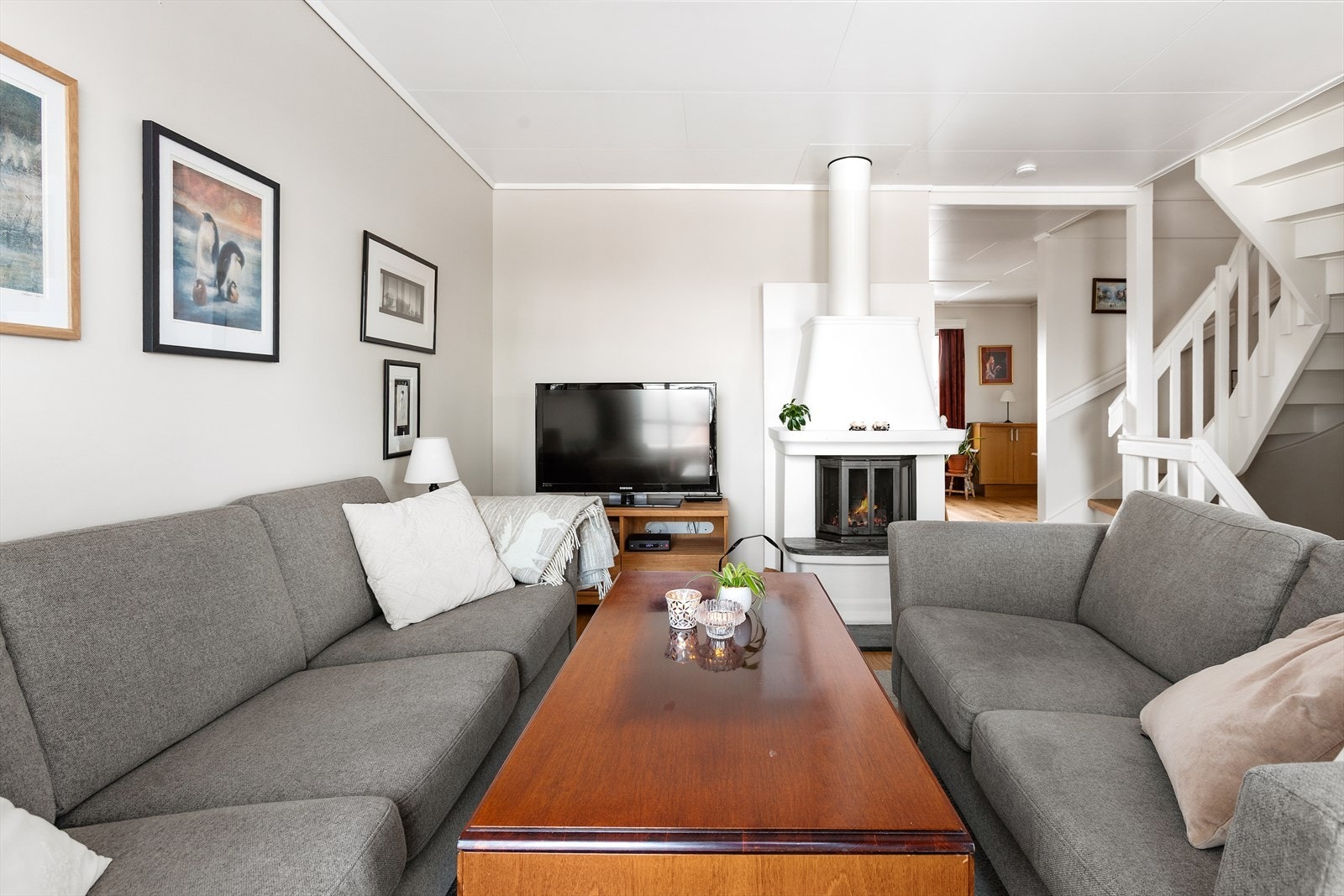 Stuen er et lunt samlingspunkt med en peisinnsats i stålpipe for ekstra varme. Galleribilde