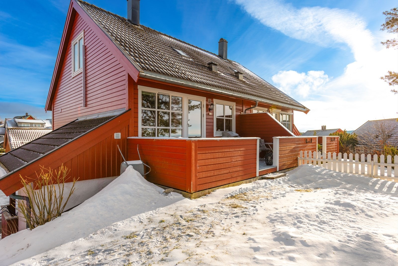 En innholdsrik, vertikaldelt tomannsbolig over tre plan med en privat hagedel. Galleribilde