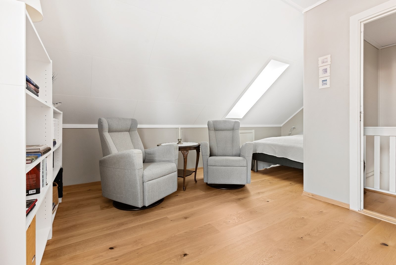 Loftstuen er et allsidig rom, ideelt som en ekstra TV-stue eller lekerom. Galleribilde