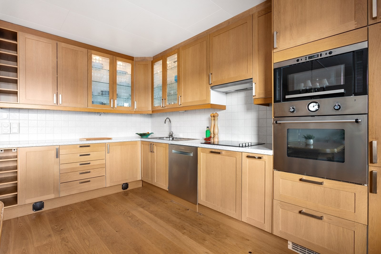 Innredningen har integrert stekeovn, koketopp, oppvaskmaskin og kjøl-/fryseskap. Galleribilde