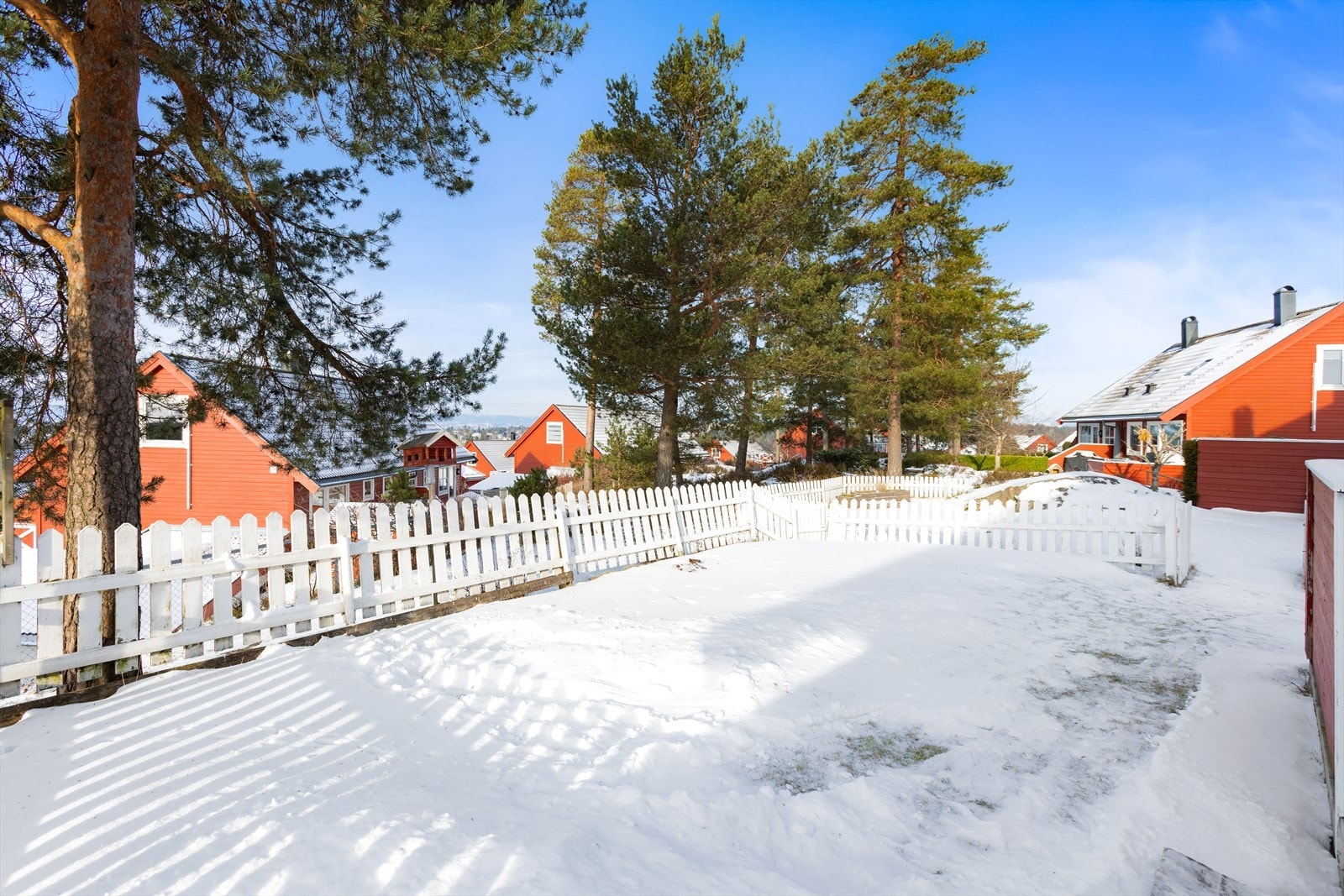 Fra terrassen er det nedgang til en privat og skjermet hagedel. Galleribilde