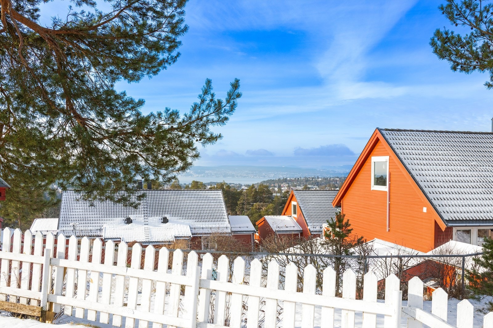 Fra eiendommen er det utsikt over nærområdet. Galleribilde