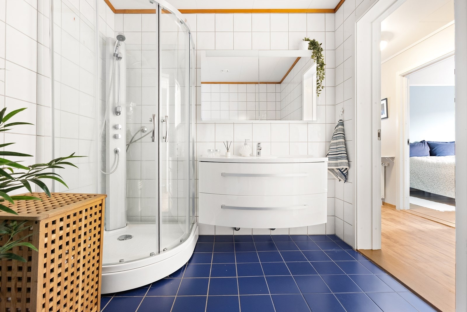 Innredningen består av en servant med skuffeseksjon og speilskap med lys. Galleribilde