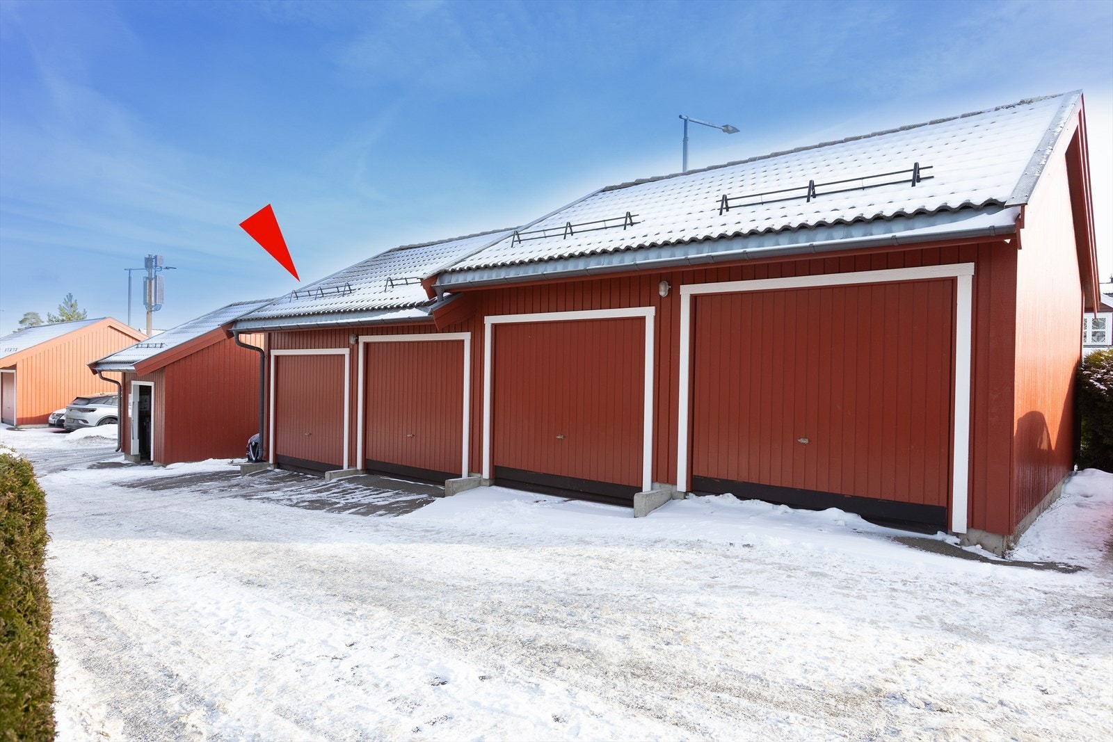 Det medfølger en garasjeplass i rekke med elektrisk port og lagringshems. Galleribilde