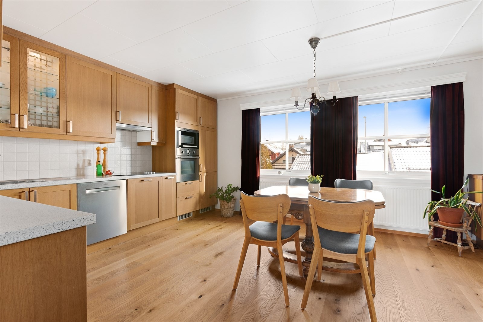 Romslig kjøkken med rikelig skap- og benkeplass. Om man har behov for et ekstra soverom er det mulighet for å etablere det her. Galleribilde