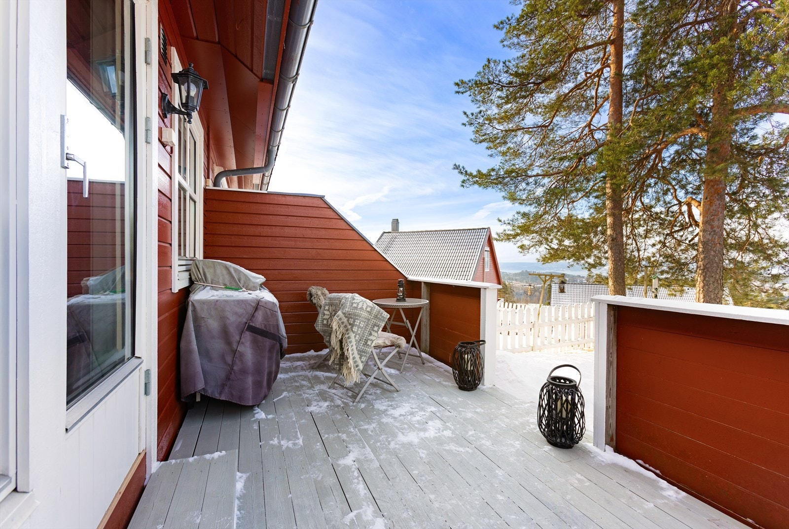 Fra stuen er det utgang til en vestvendt terrasse på 13 m². Galleribilde