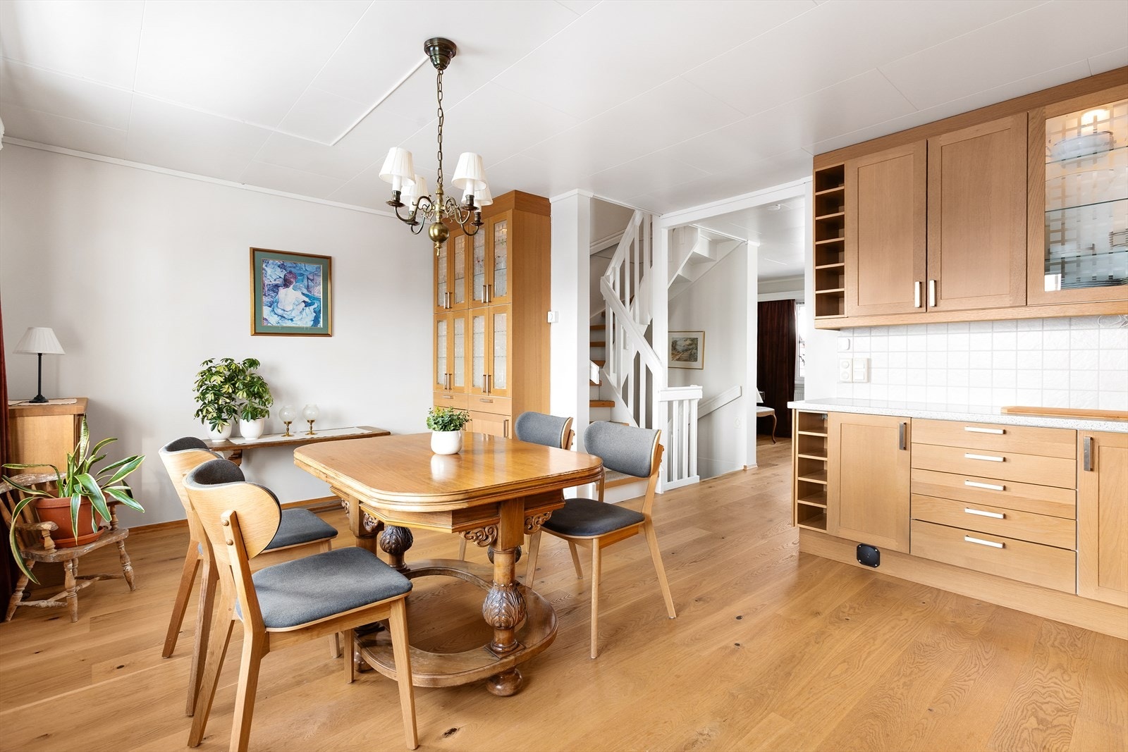 Den åpne løsningen gir en god romfølelse og plass til en hyggelig spiseplass. Galleribilde