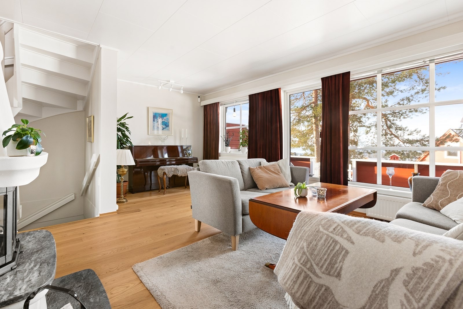 Store vindusflater med to-lags glassfelt gir godt med naturlig lys inn i stuen. Galleribilde