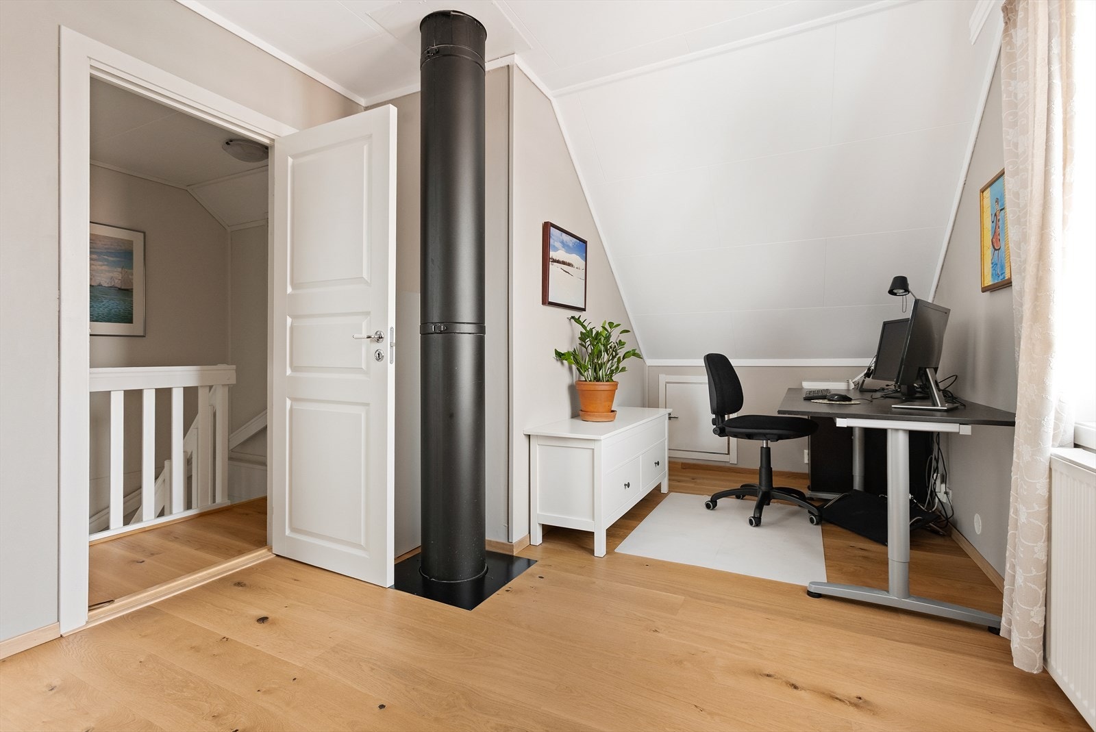 Parkett på gulvet og malte, slette flater på veggene. Galleribilde