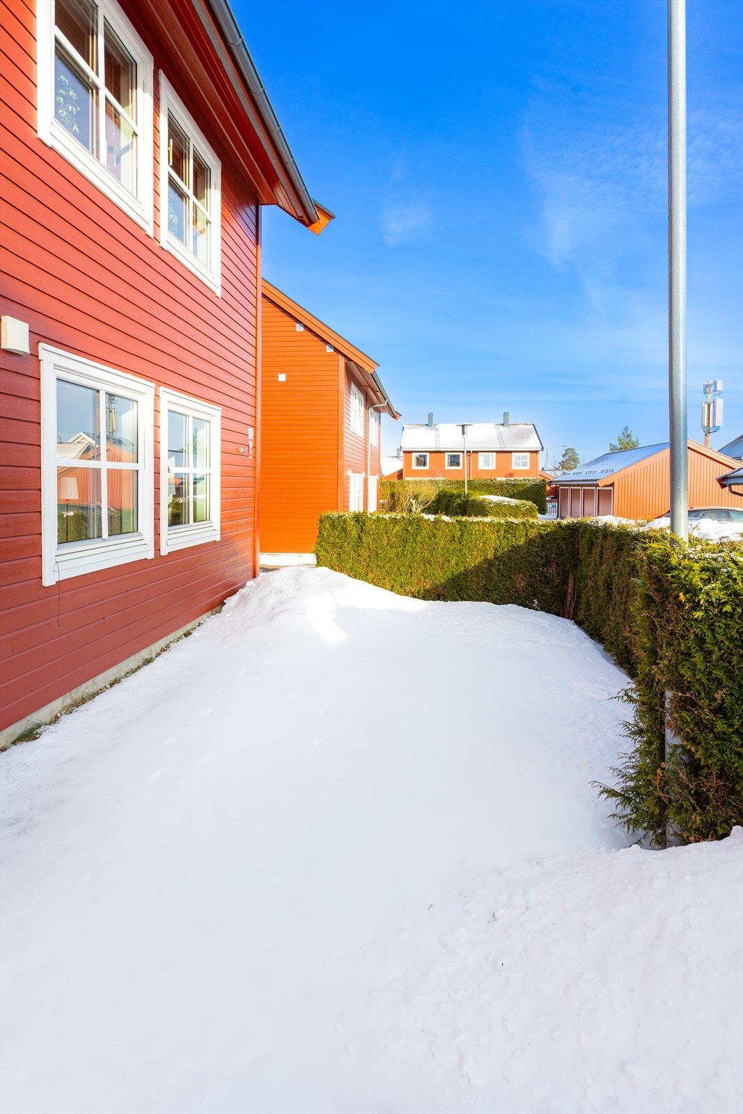 Yttervegger i bindingsverk er kledd med liggende, malt panel. Galleribilde
