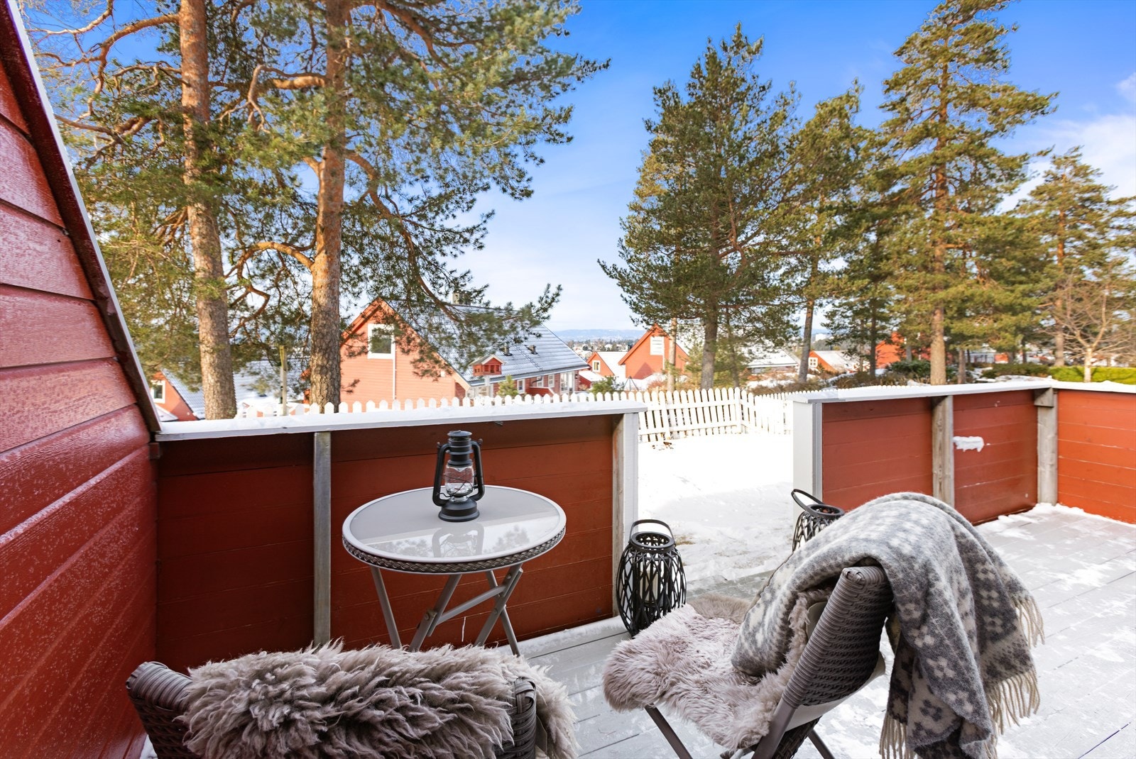 Terrassen har tregulv og er utstyrt med både utelys og strømuttak. Galleribilde