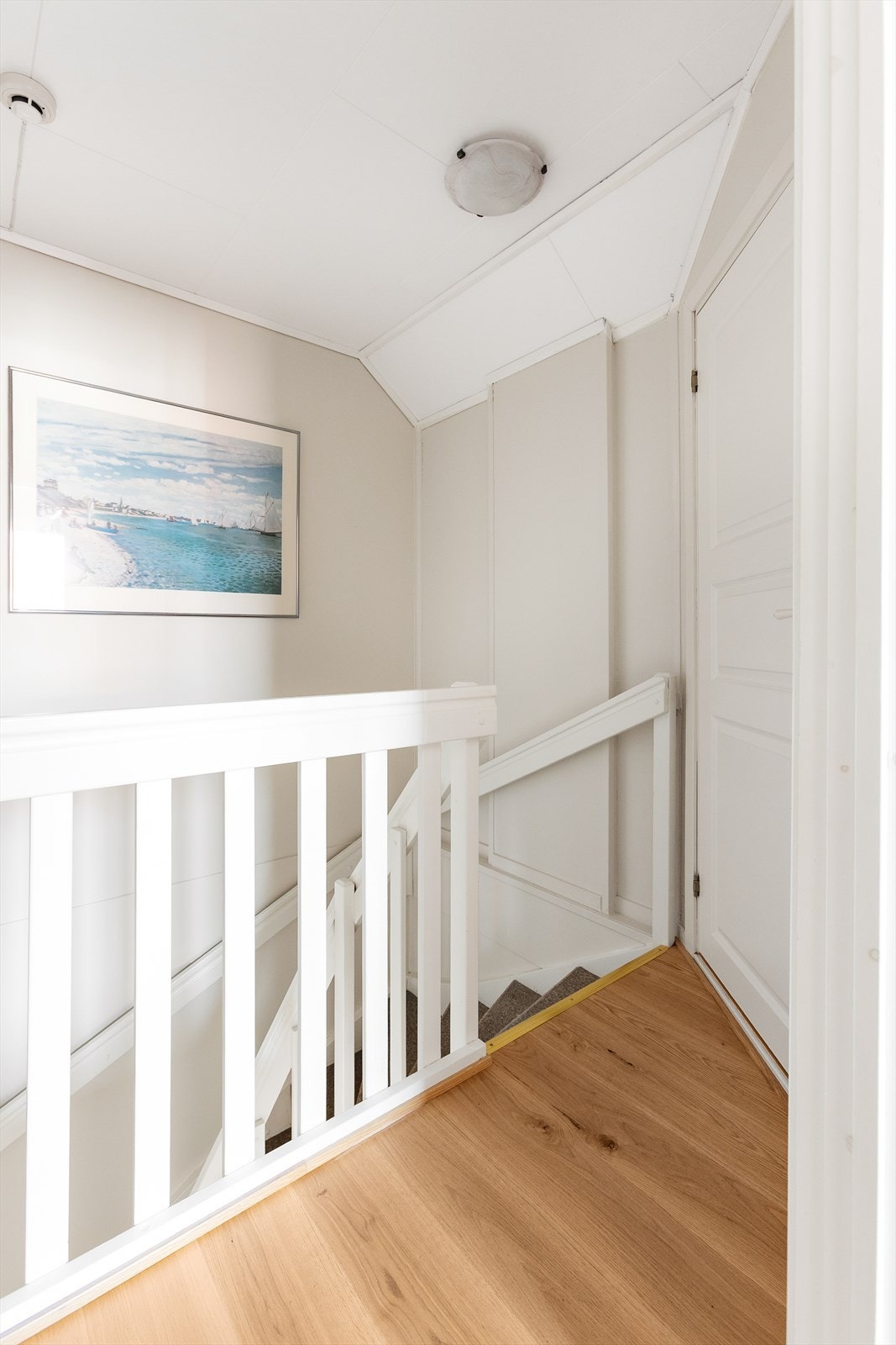 Fra trappegangen på loftet er det adkomst til bad og kontor/loftstue. Galleribilde