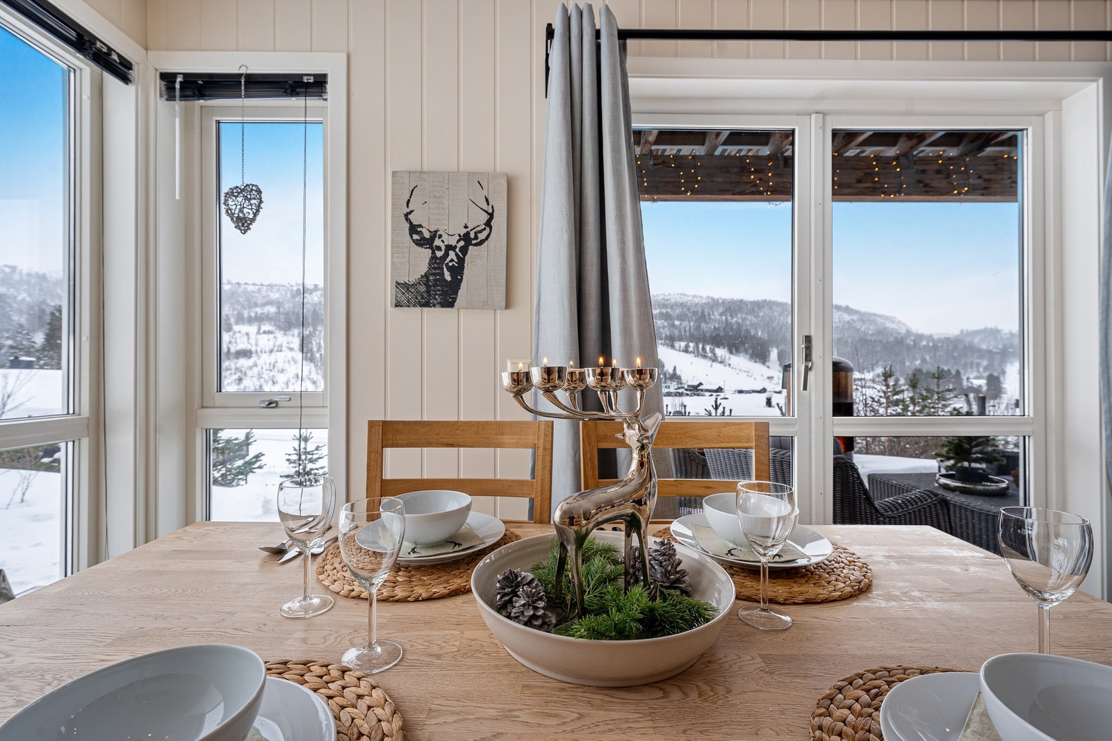 Spisestue med nydelig utsikt mot bakken Galleribilde