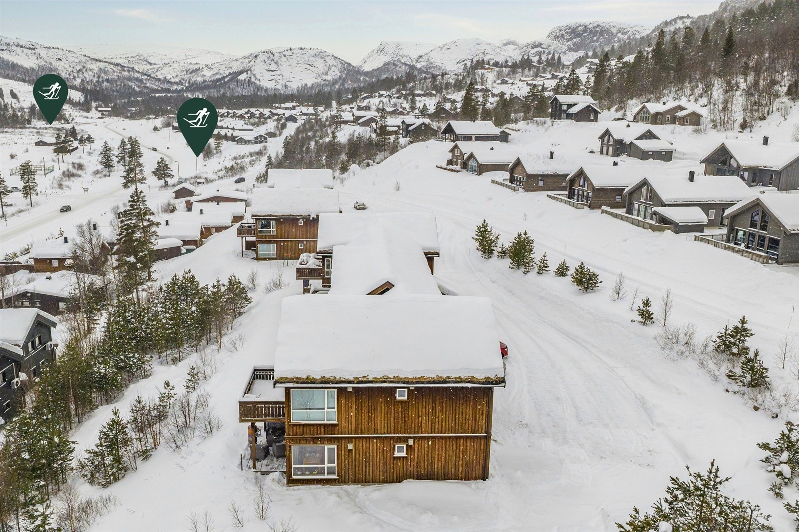 Langrennsløyper like i nærheten. Til venstre asfaltert og til høyre lysløype Galleribilde