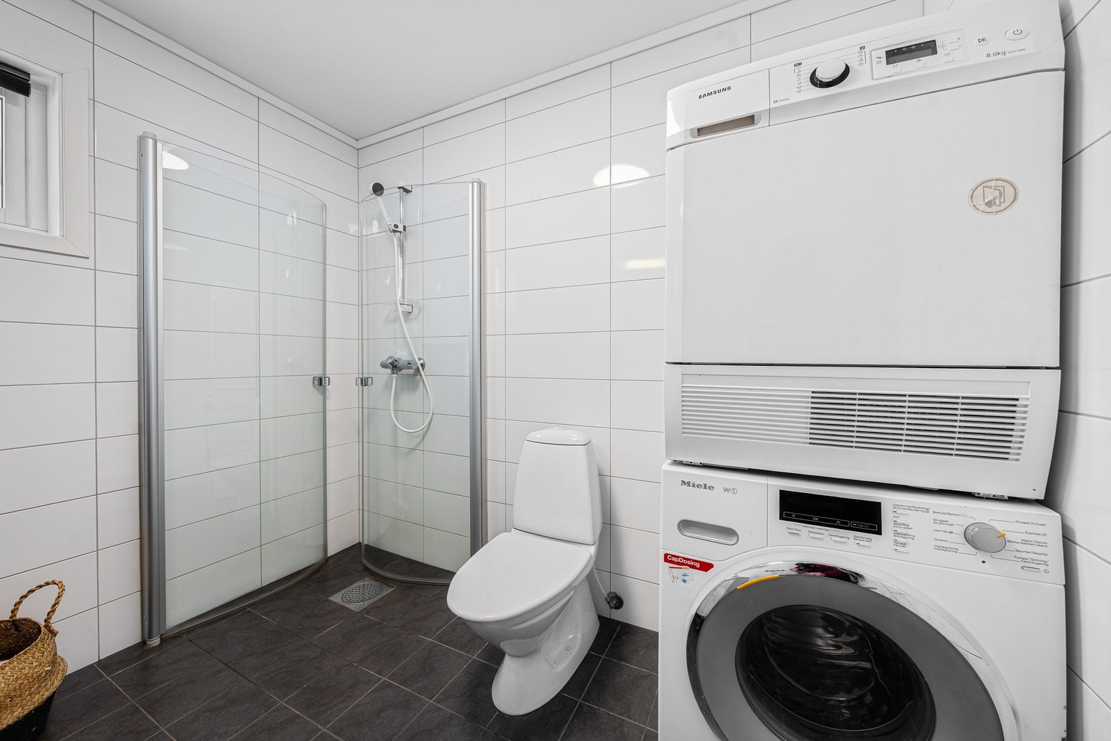 Bad med wc, vaskemaskin og tørketrommel Galleribilde