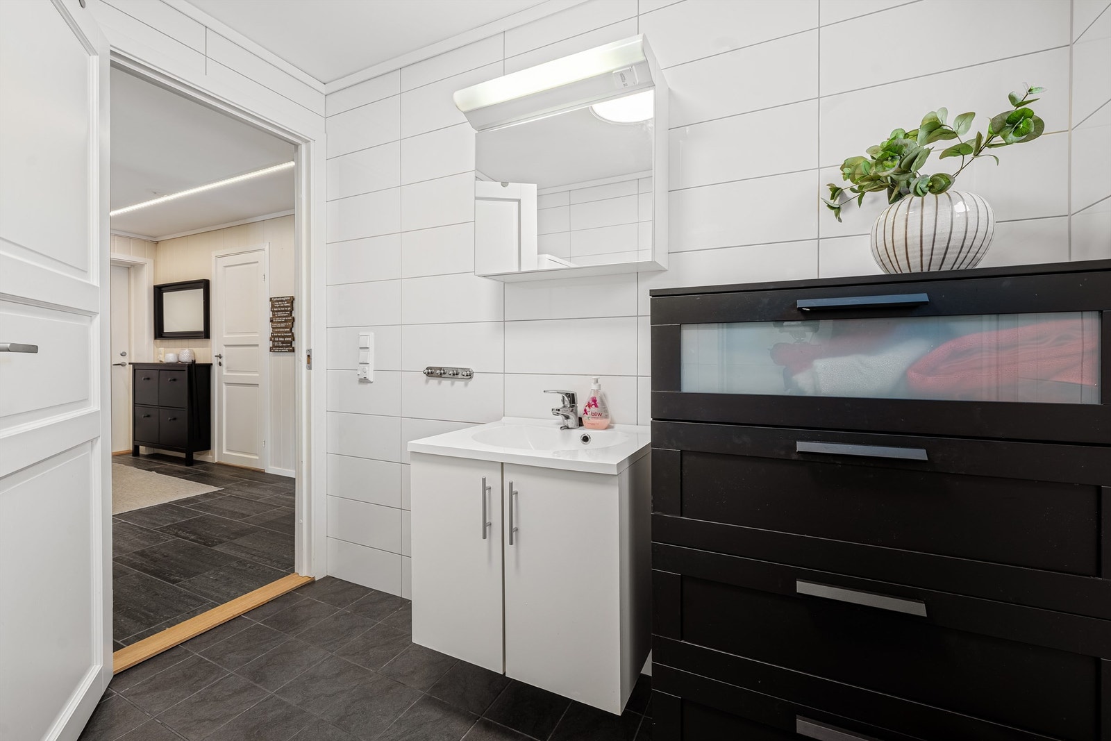 God plass til oppbevaring på bad Galleribilde