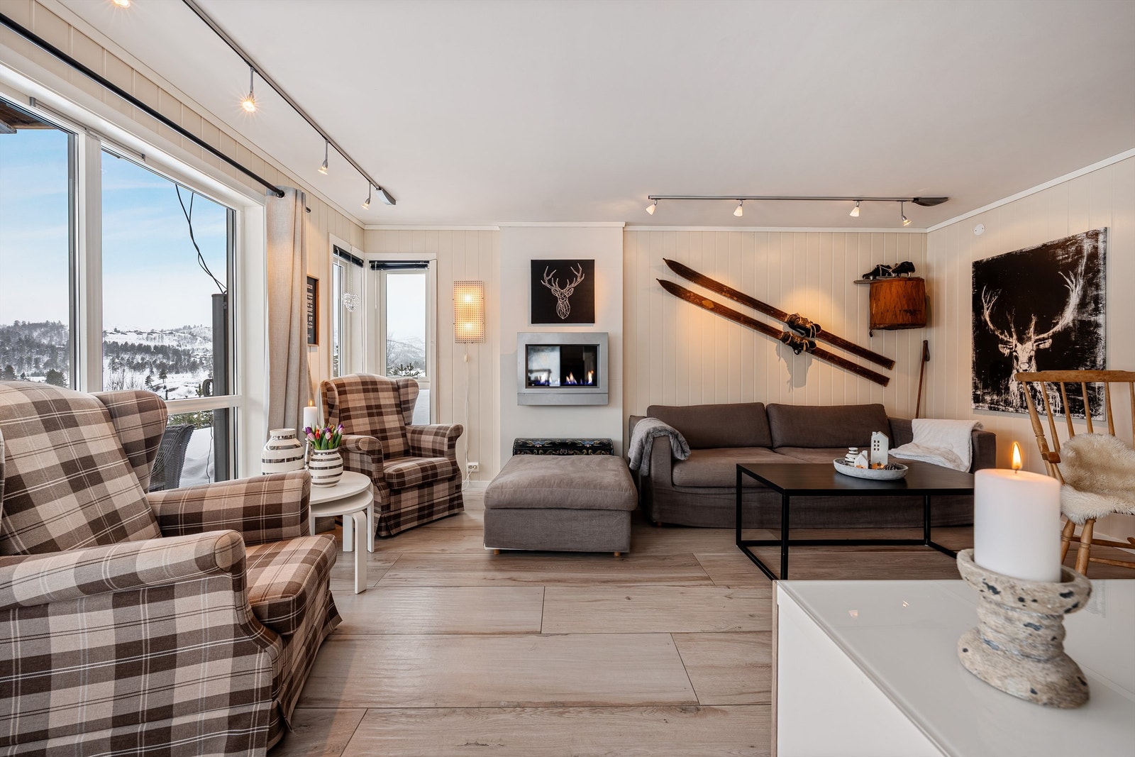 Lyd og flott stue med plass til flere sittegrupper Galleribilde