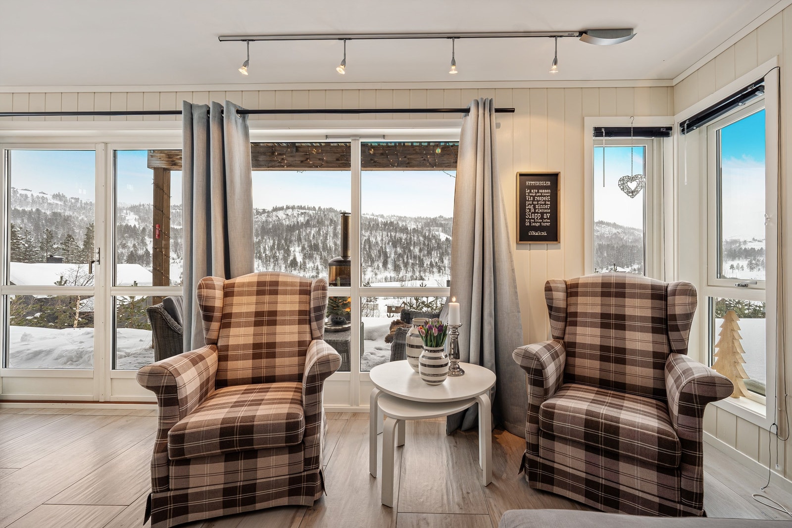 Stue ned store vindusflater Galleribilde