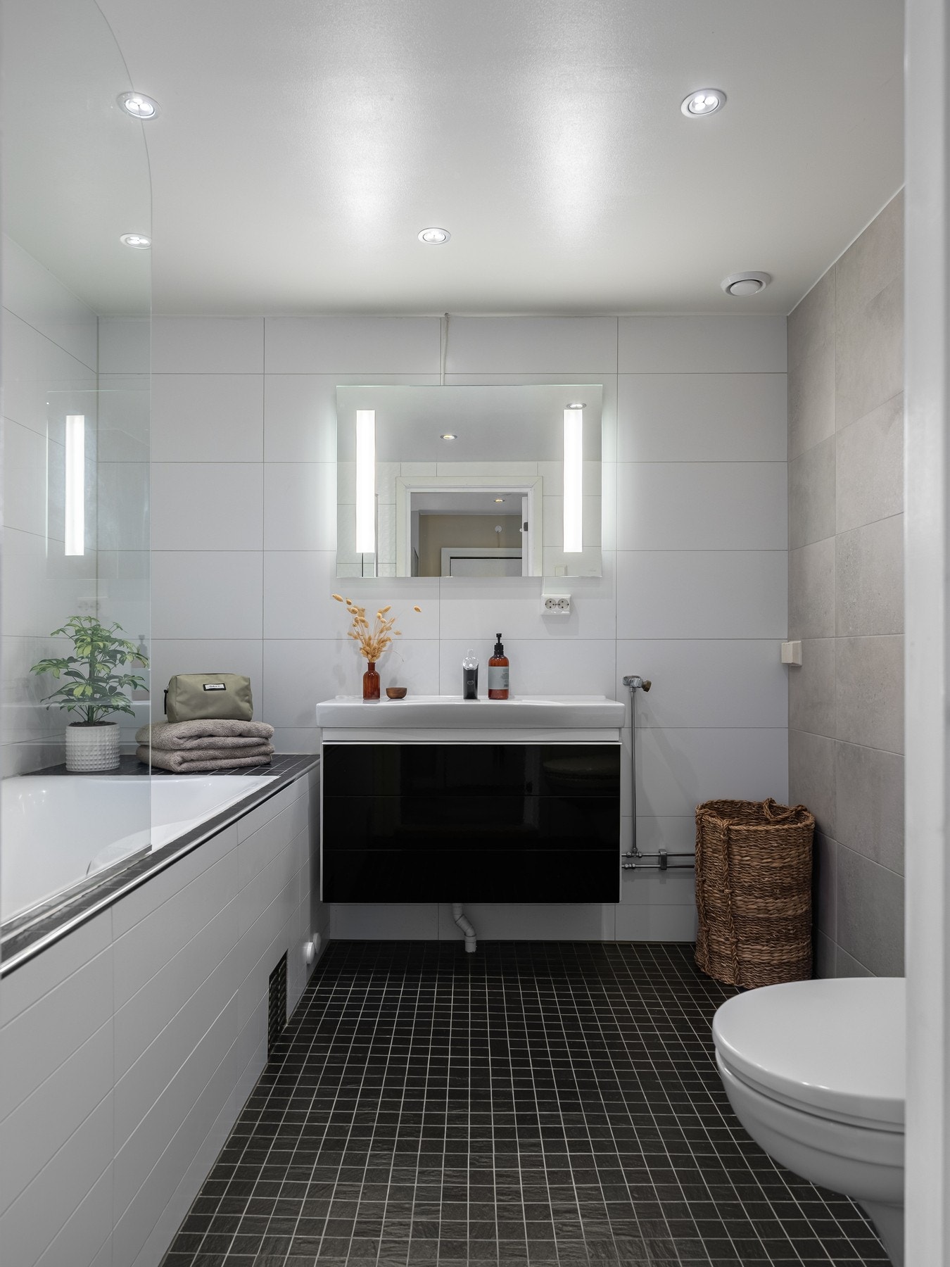 Stilrent, flislagt bad fra 2010 med varmekabler i gulv og opplegg for vaskemaskin. Galleribilde