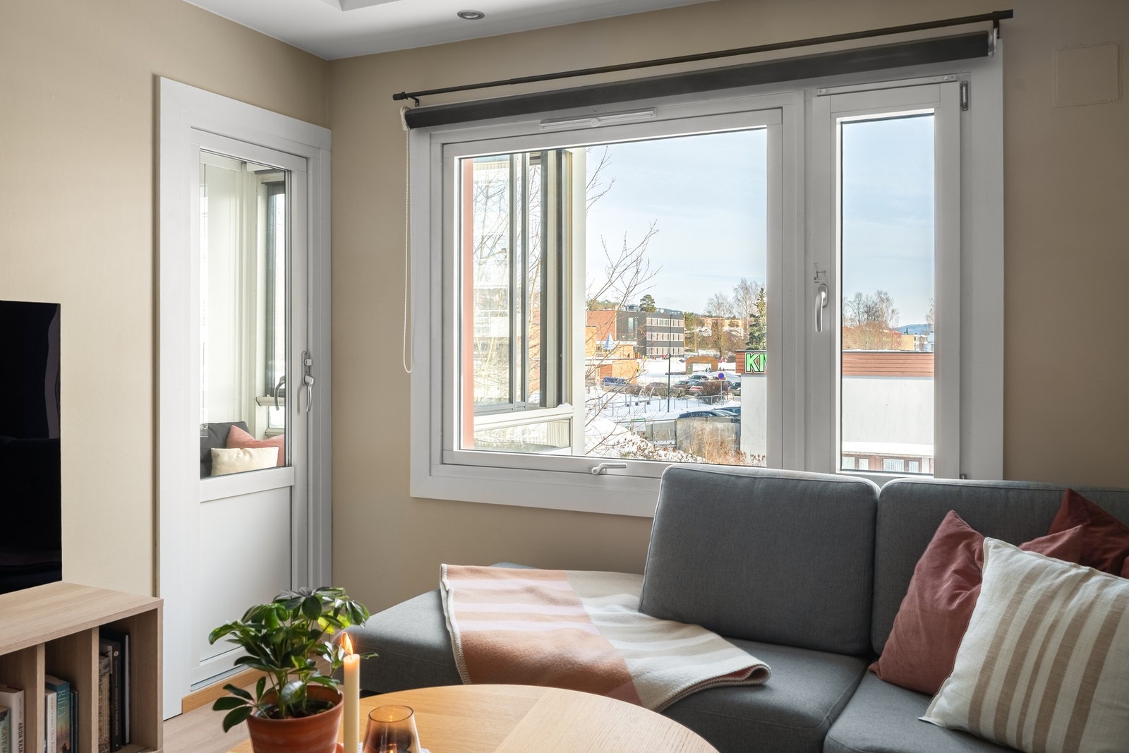 Leilighetens generøse takhøyde på 2,45 meter, kombinert med store vinduer, gir et lyst og luftig preg med rikelig naturlig lys. Galleribilde