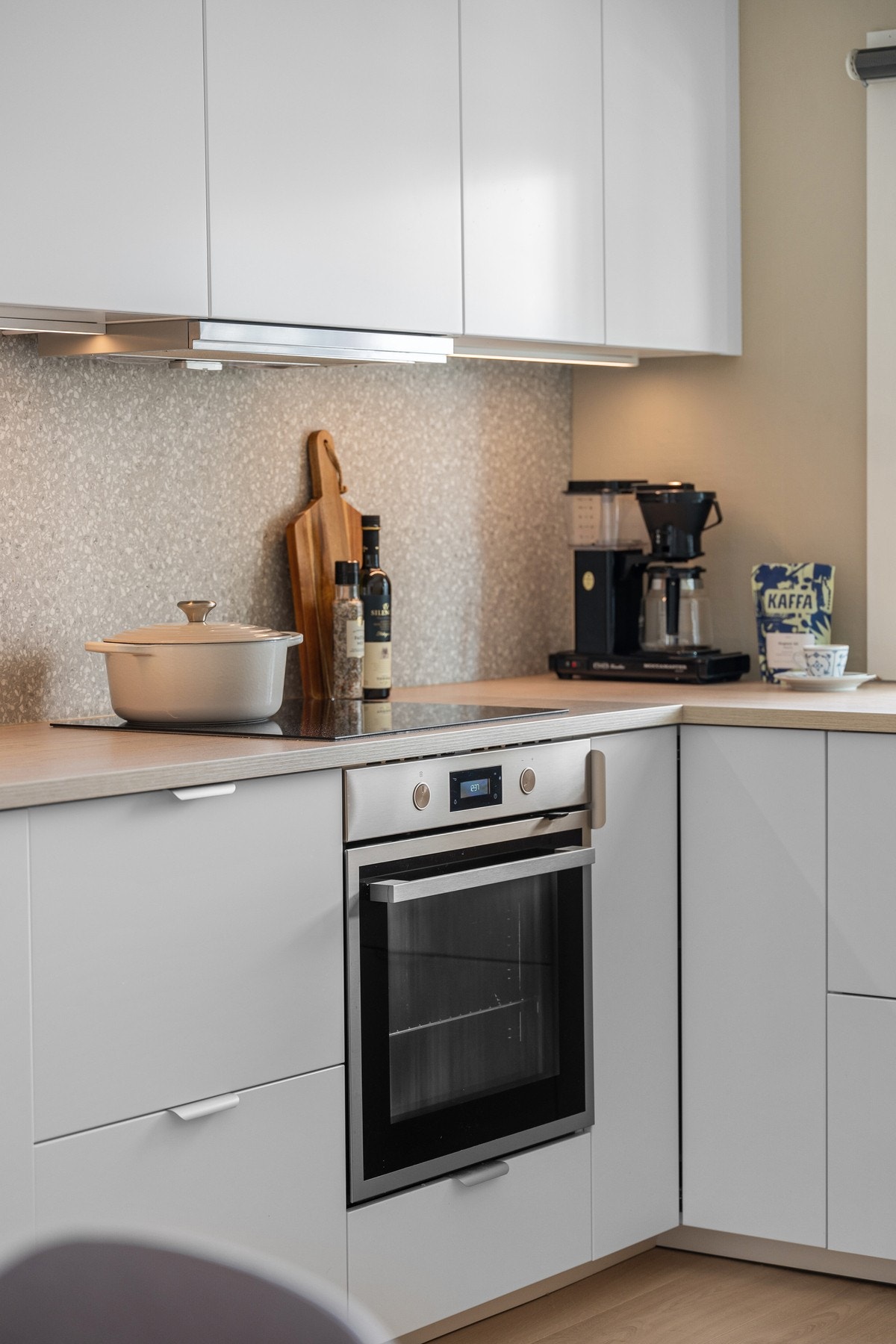 Kjøkkenet er utstyrt med integrert oppvaskmaskin, stekeovn og induksjonstopp, i tillegg til et romslig frittstående kjøl/fryseskap. Galleribilde