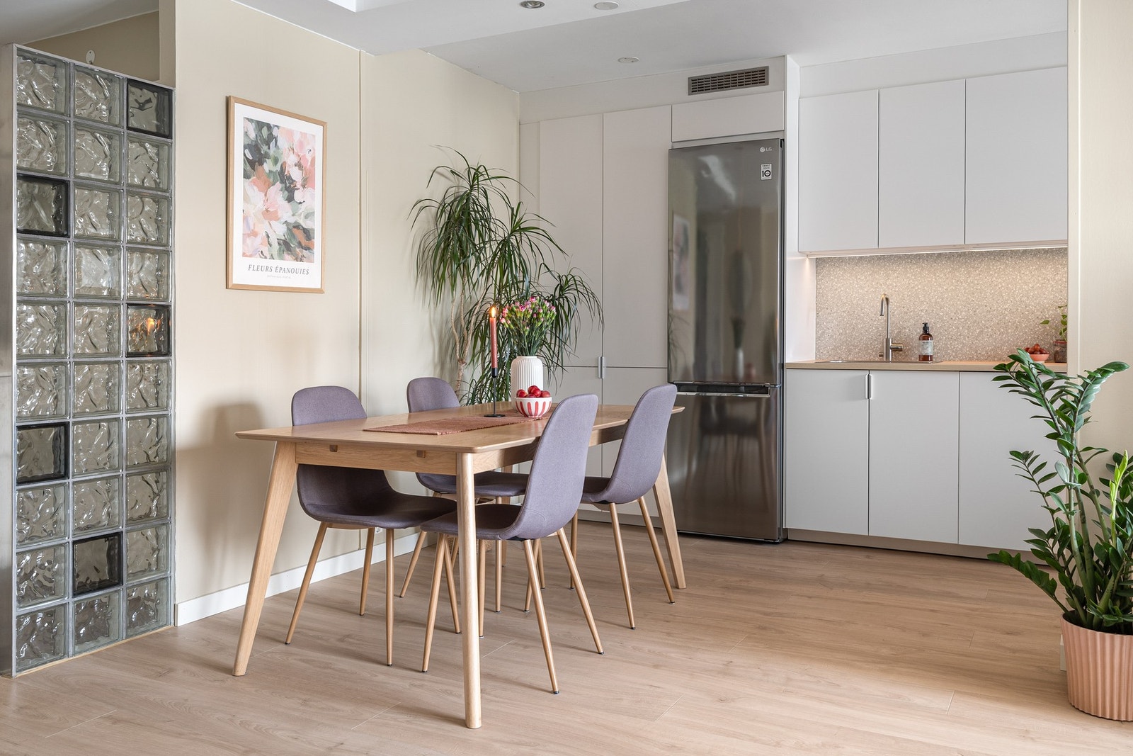 Spisebordet har en fin, naturlig sone i tilknytning til kjøkkenet, og skaper en innbydende ramme for måltider og gode samtaler. Galleribilde