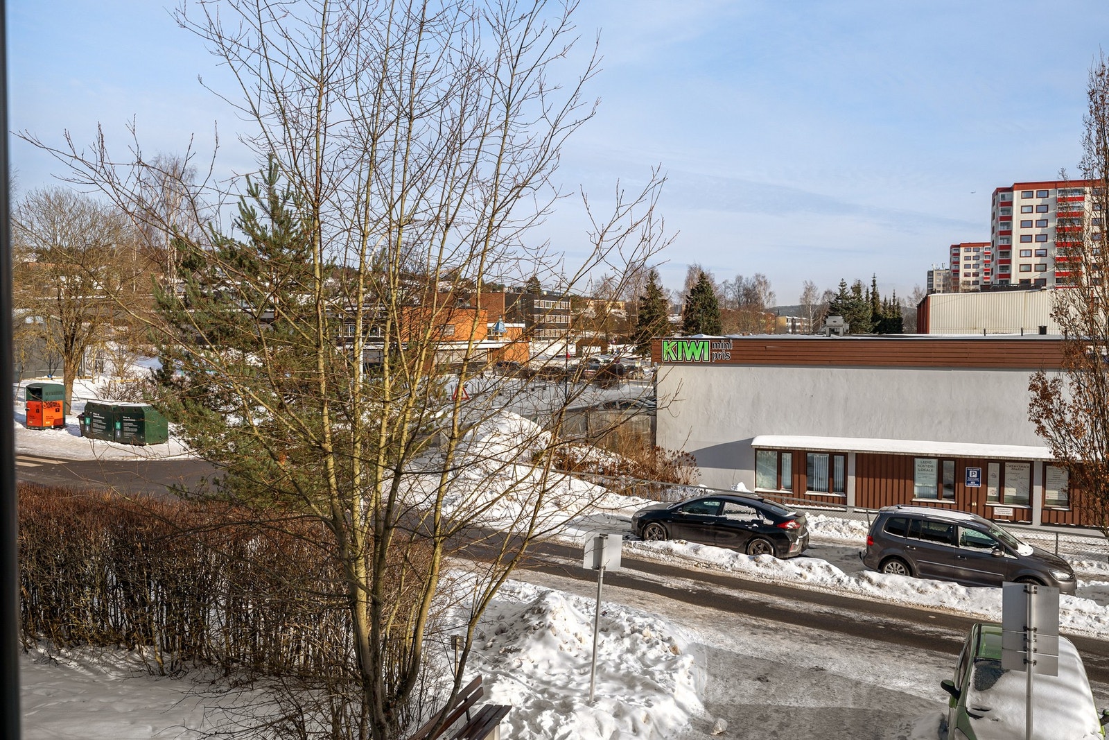 Dagligvarehandelen kan enkelt gjøres på Kiwi, rett over gaten. I tillegg har du kort vei til T-banelinje 4 og 5, samt flere busslinjer, inkludert 31-bussen som går hele døgnet. Galleribilde