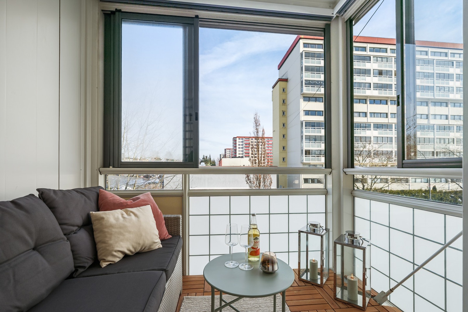 Fra stuen har du direkte utgang til en innbydende balkong med god plass til sittegruppe. Skyvbare glasspartier gir fleksibilitet til å nyte både frisk luft og utsikten, mens integrerte solgardiner gir behagelig skjerming mot solen. Galleribilde