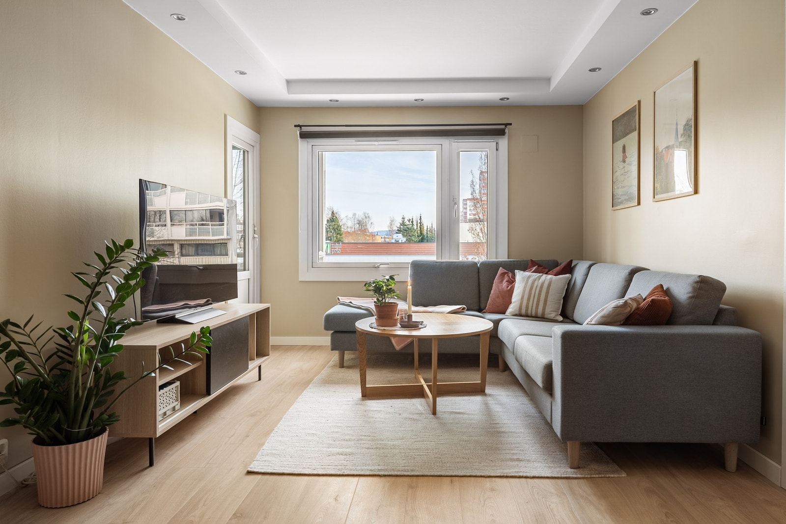 Velkommen til ditt potensielle nye hjem! Leiligheten har en lys og luftig atmosfære, og har gjennomgått flere moderne oppgraderinger. Her er det bare å flytte rett inn og nyte boligen fra første dag. Galleribilde