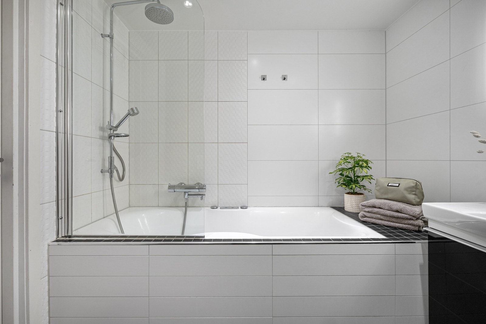 Badet byr på et delikat badekar som skaper en rolig sone for velvære, et naturlig sted å koble av etter en lang dag. Galleribilde