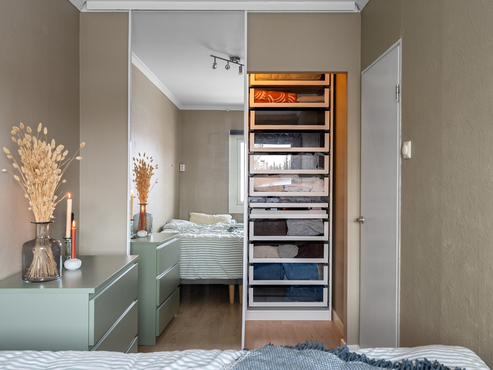 Fra soverommet er det inngang til et praktisk walk-in-closet. Galleribilde