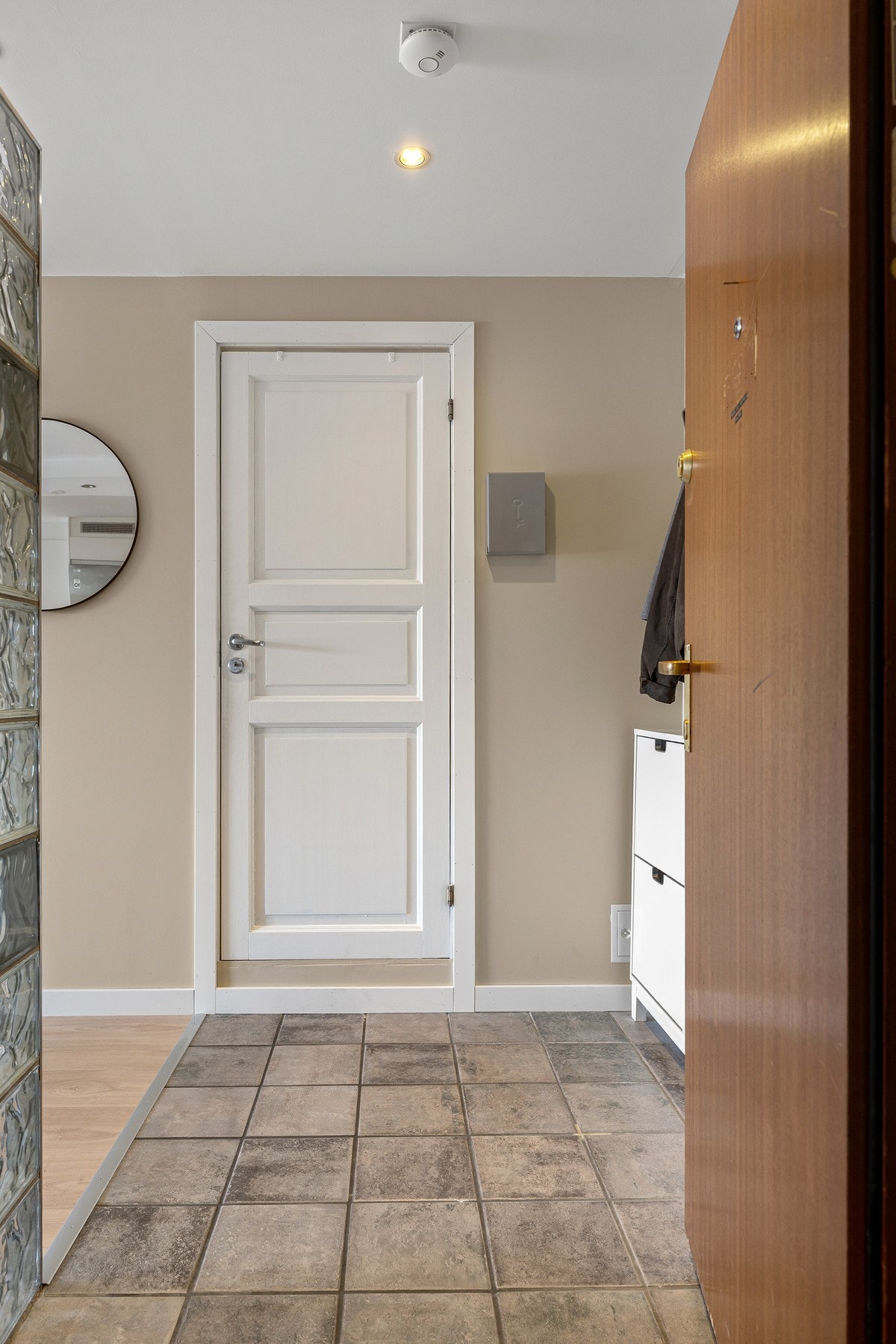 Gulvet i inngangspartiet er belagt med fliser, som gir både stil og slitestyrke. Det er i tillegg god plass til sette fra seg yttertøy og sko. Galleribilde