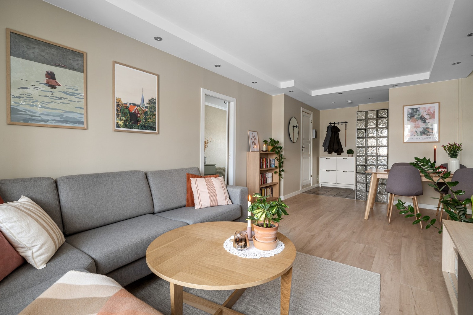 I 2024 gjennomgikk leiligheten en omfattende modernisering. Da ble det blant annet lagt nytt gulv. Galleribilde