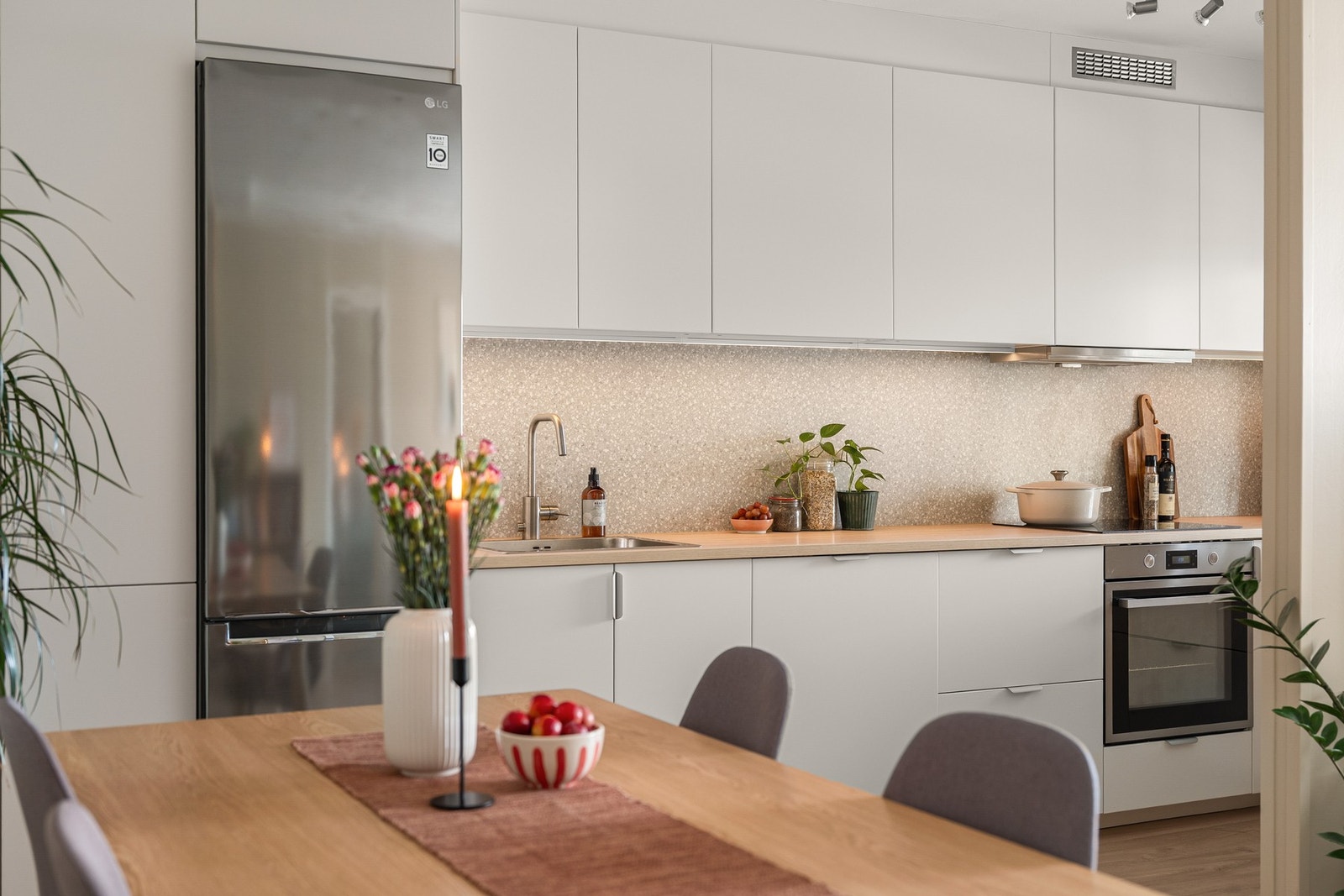 Kjøkkenet, med stilrent og gjennomtenkt design fra IKEA, ble installert i 2024 og kombinerer moderne estetikk med funksjonalitet. Galleribilde