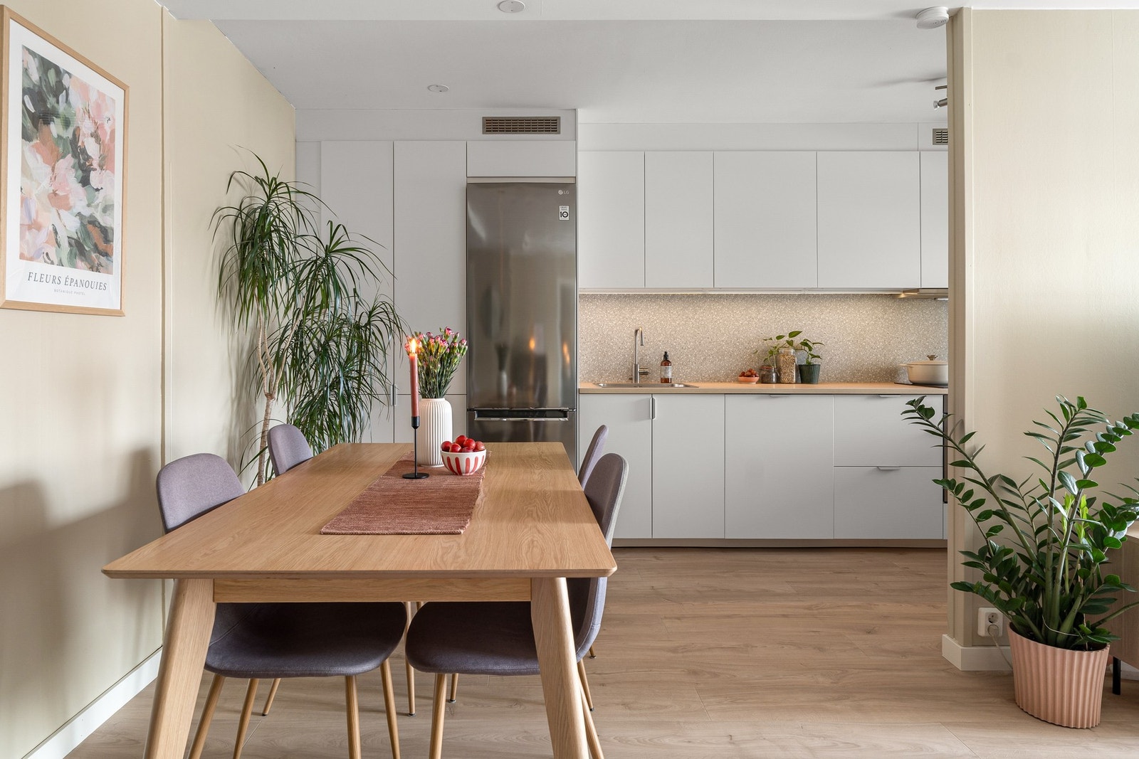 Dekk bordet, tenn lysene og nyt! Her ligger alt til rette for gode øyeblikk. Galleribilde