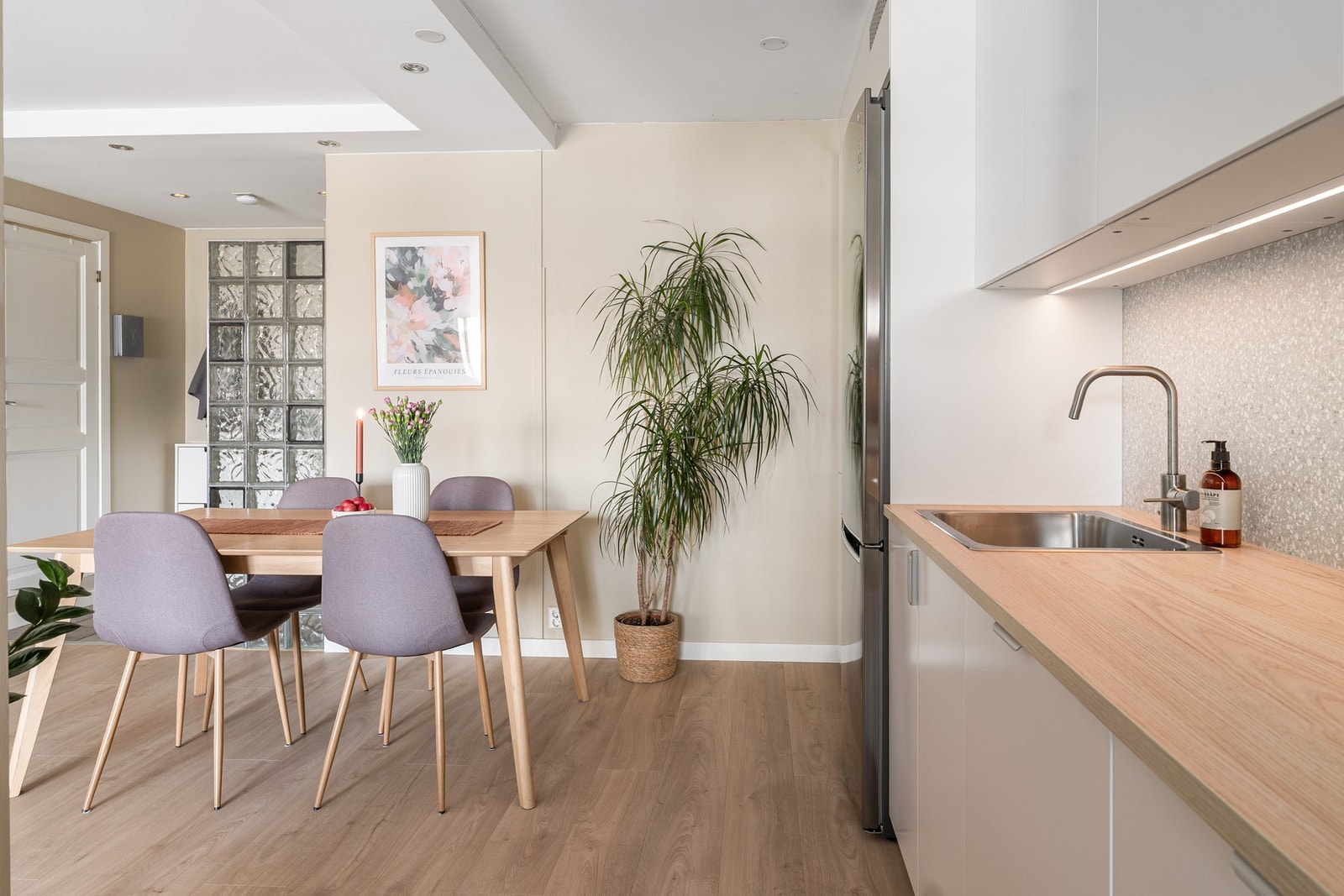 Kjøkkenet har en åpen løsning mot stuen, samtidig som det ligger i sin egen koselige sone. Galleribilde