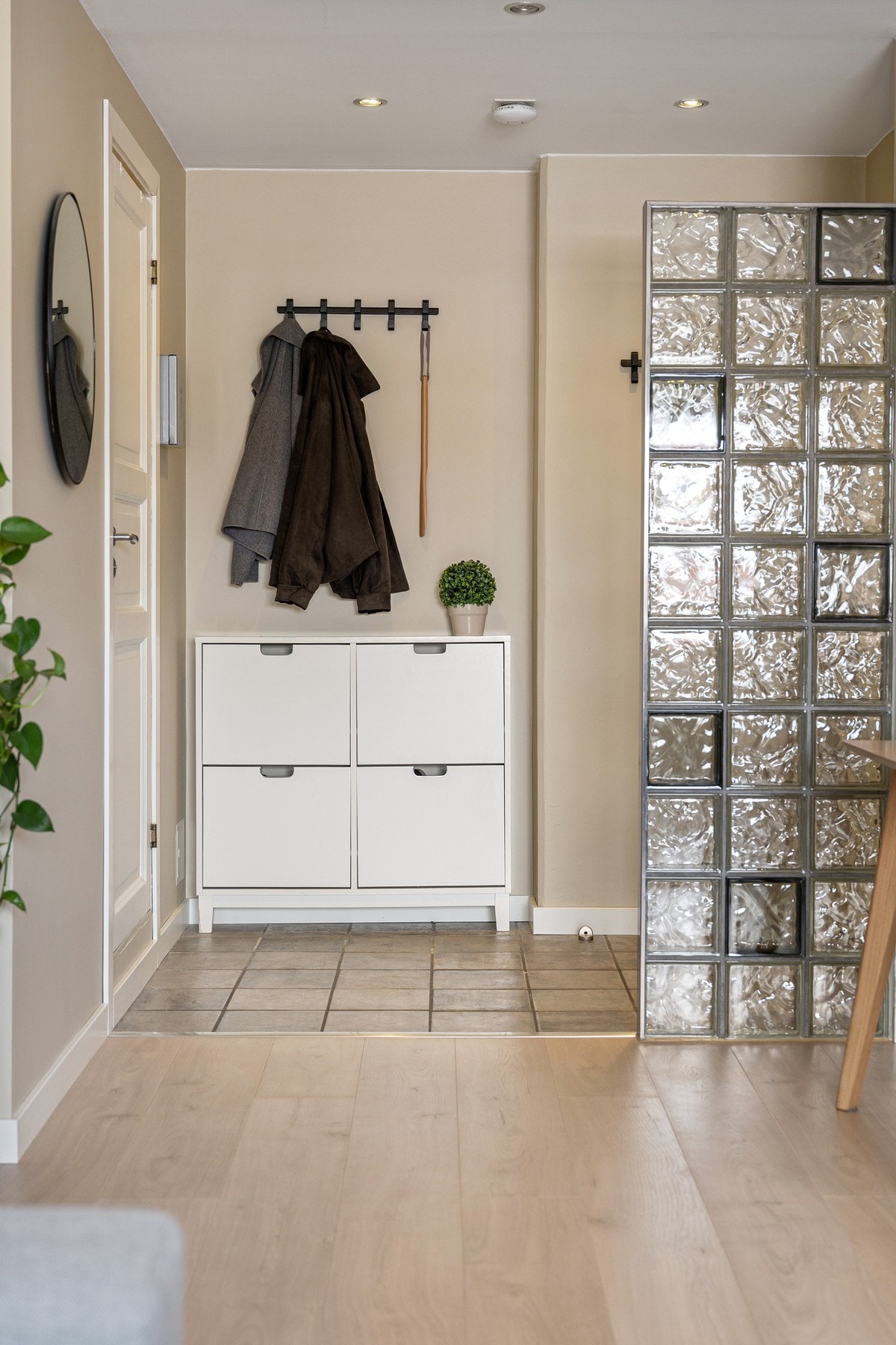 I entréen er det plass til å henge fra seg yttertøy. Galleribilde