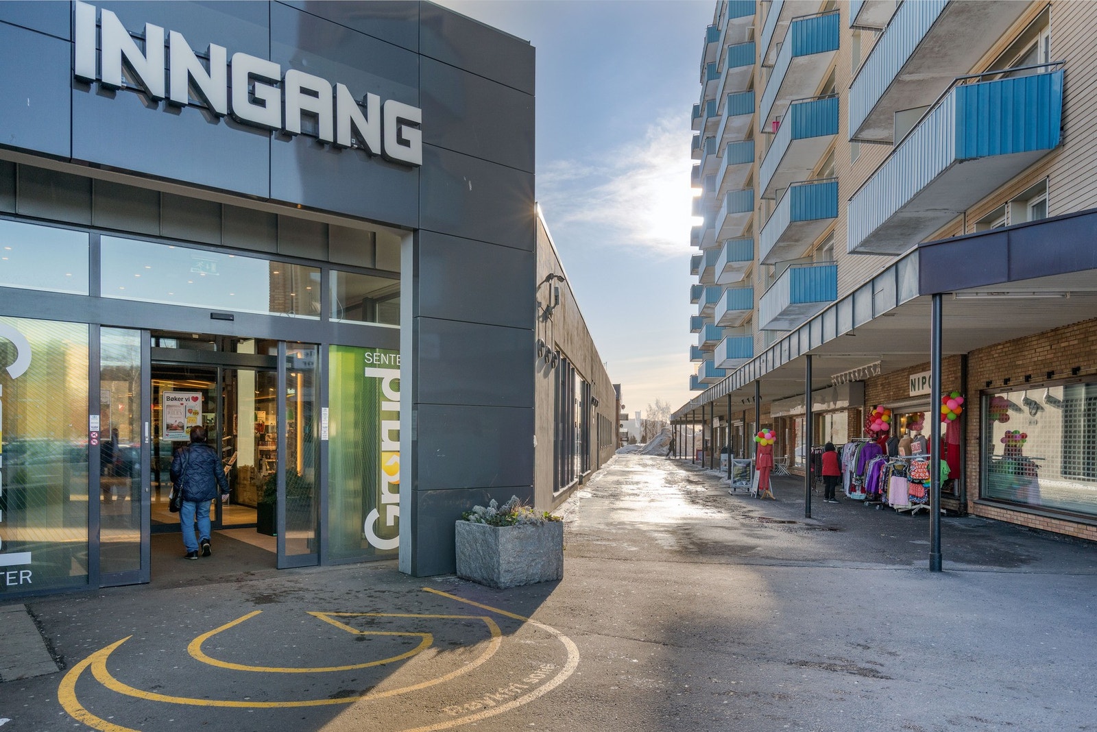 Du har også kort avstand til Kalbakken, der finner du en stor Meny-butikk, Rema 1000, Sats, og mer. For ytterligere servicetilbud er Grorud senter kun en kort tur unna med T-banen. Galleribilde